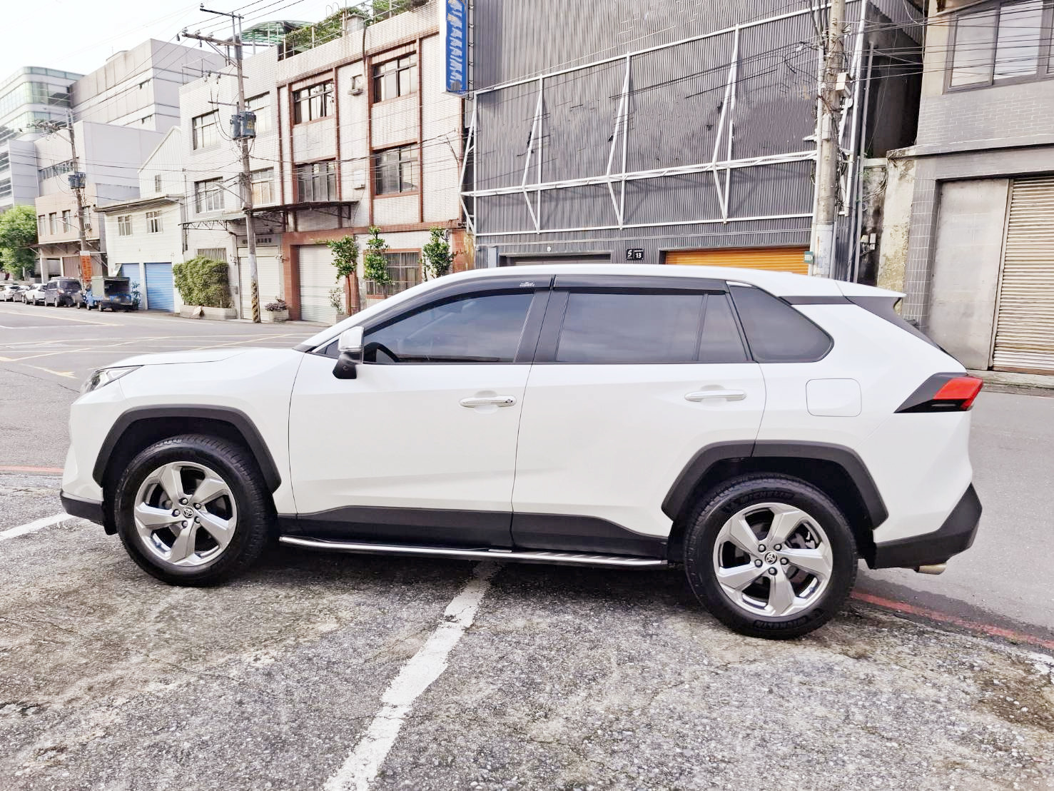 2021 TOYOTA RAV4  5代 旗艦版 保值 空間大 安全性高 省油耐用 家庭人氣王超值入主熱門休旅不是夢 歡迎預約賞車LINE：goo5168 洽詢電話：0912423585 宋小姐 貸款專辦 強力過件  第10張相片
