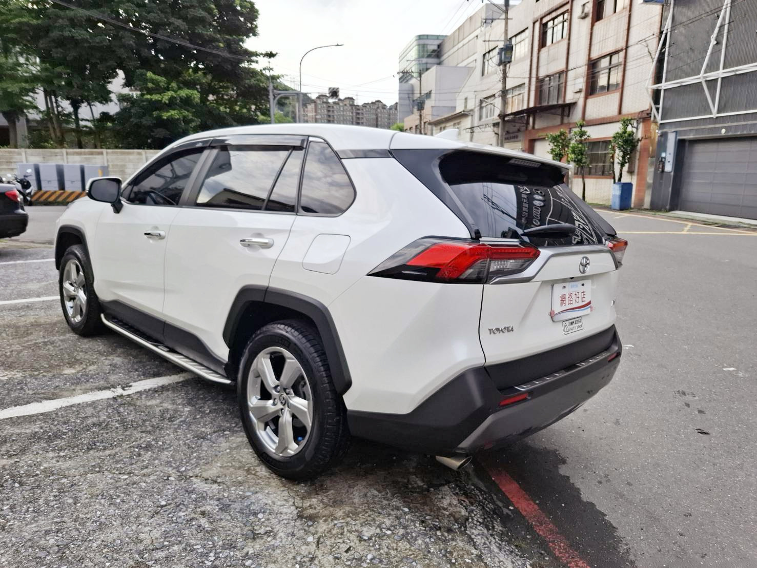 2021 TOYOTA RAV4  5代 旗艦版 保值 空間大 安全性高 省油耐用 家庭人氣王超值入主熱門休旅不是夢 歡迎預約賞車LINE：goo5168 洽詢電話：0912423585 宋小姐 貸款專辦 強力過件  第12張相片