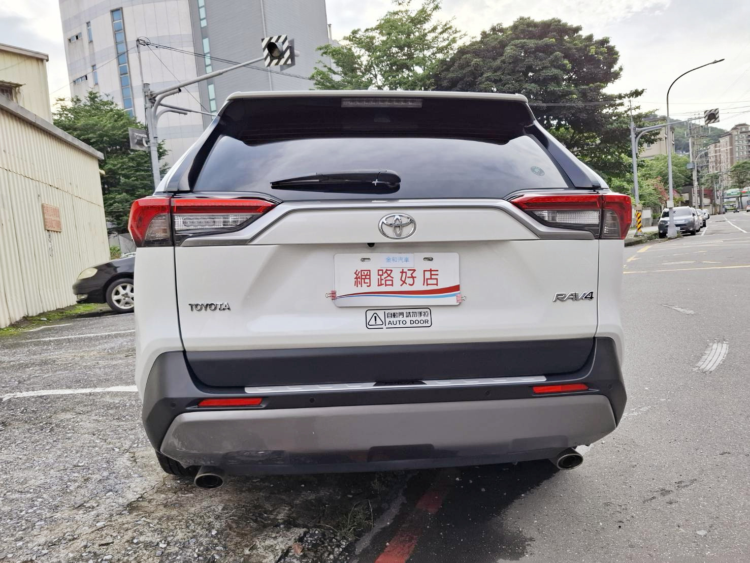 2021 TOYOTA RAV4  5代 旗艦版 保值 空間大 安全性高 省油耐用 家庭人氣王超值入主熱門休旅不是夢 歡迎預約賞車LINE：goo5168 洽詢電話：0912423585 宋小姐 貸款專辦 強力過件  第13張相片
