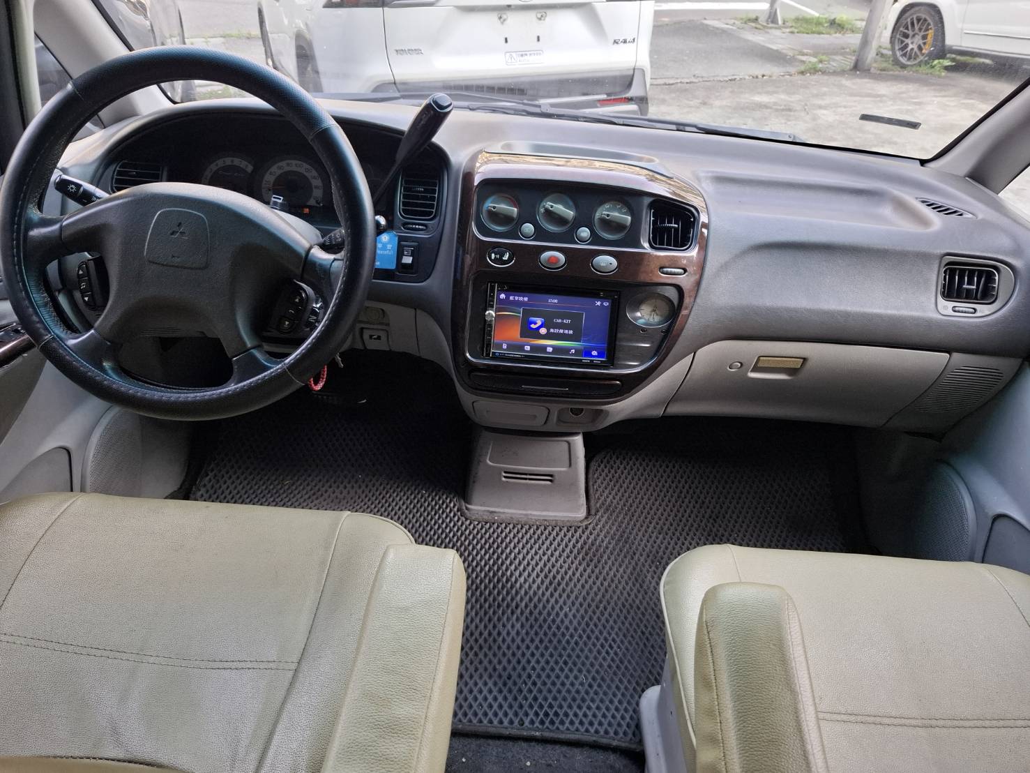 2003 Mitsubishi Space Gear 2.4 超低價釋出 只要 5.8 萬 有車比沒車好 2.4L 動力 耐操好養  超大空間 客貨兩用 歡迎電洽預約看車 LINE：goo5168 洽詢電話：0912423585 宋小姐  第4張相片