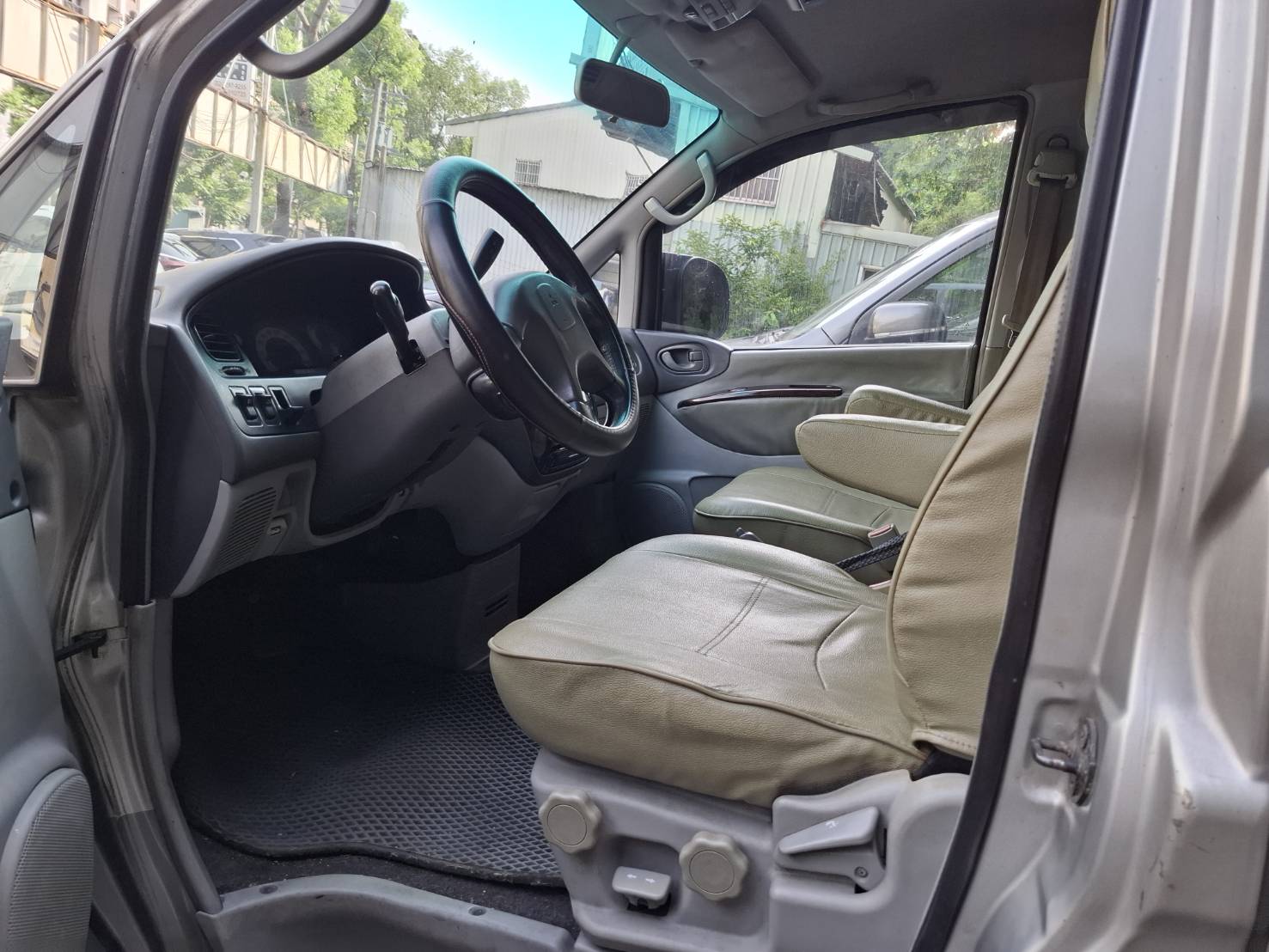 2003 Mitsubishi Space Gear 2.4 超低價釋出 只要 5.8 萬 有車比沒車好 2.4L 動力 耐操好養  超大空間 客貨兩用 歡迎電洽預約看車 LINE：goo5168 洽詢電話：0912423585 宋小姐  第7張相片