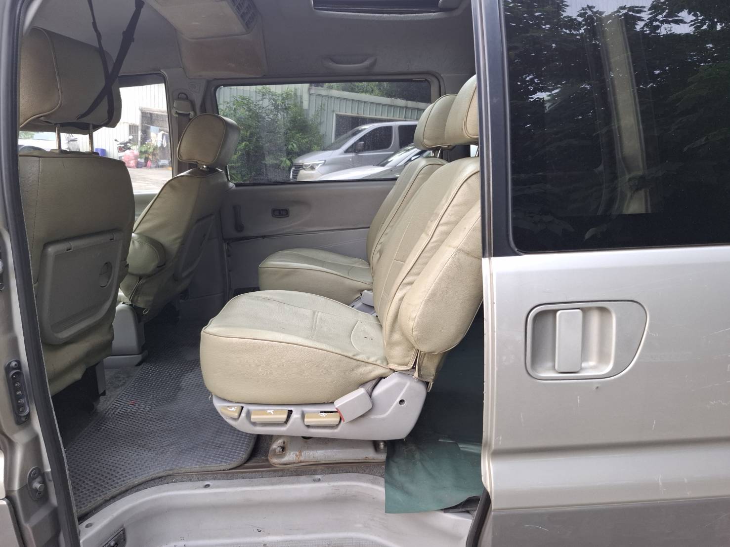 2003 Mitsubishi Space Gear 2.4 超低價釋出 只要 5.8 萬 有車比沒車好 2.4L 動力 耐操好養  超大空間 客貨兩用 歡迎電洽預約看車 LINE：goo5168 洽詢電話：0912423585 宋小姐  第8張相片