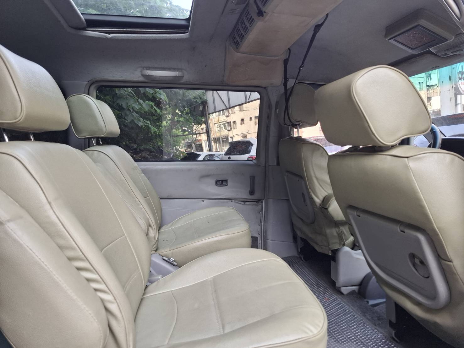 2003 Mitsubishi Space Gear 2.4 超低價釋出 只要 5.8 萬 有車比沒車好 2.4L 動力 耐操好養  超大空間 客貨兩用 歡迎電洽預約看車 LINE：goo5168 洽詢電話：0912423585 宋小姐  第10張相片