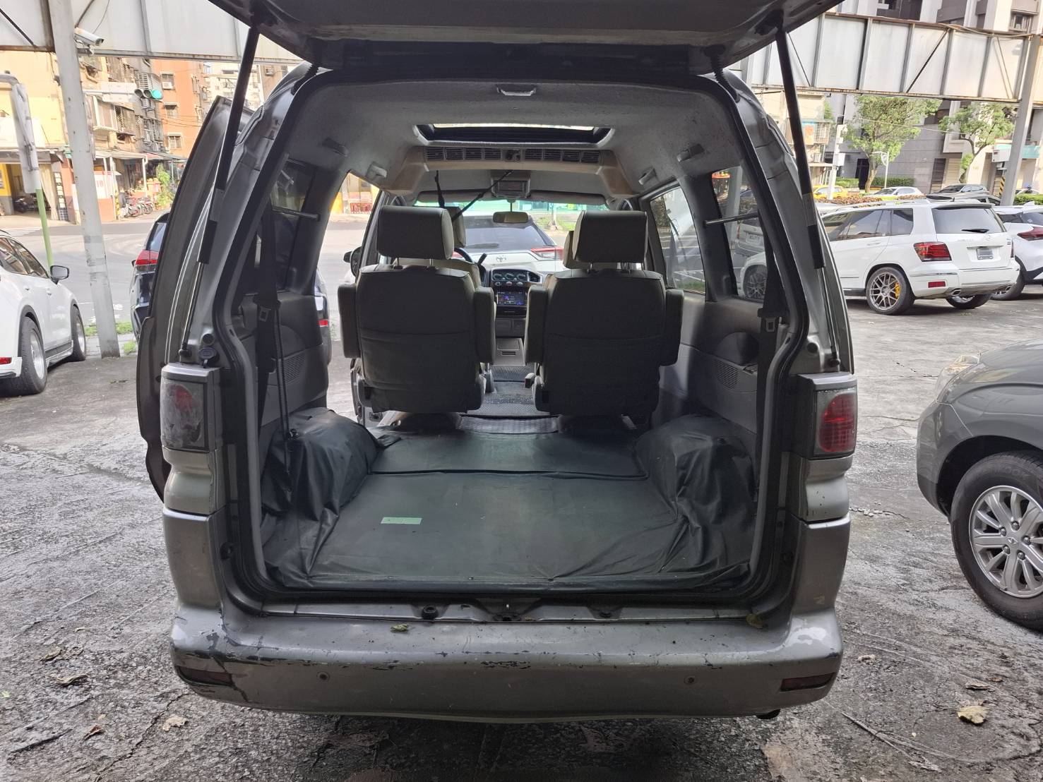 2003 Mitsubishi Space Gear 2.4 超低價釋出 只要 5.8 萬 有車比沒車好 2.4L 動力 耐操好養  超大空間 客貨兩用 歡迎電洽預約看車 LINE：goo5168 洽詢電話：0912423585 宋小姐  第11張相片