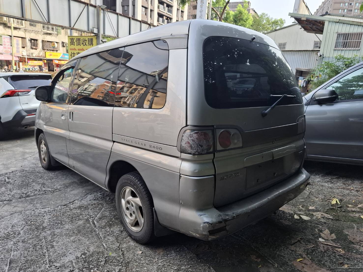 2003 Mitsubishi Space Gear 2.4 超低價釋出 只要 5.8 萬 有車比沒車好 2.4L 動力 耐操好養  超大空間 客貨兩用 歡迎電洽預約看車 LINE：goo5168 洽詢電話：0912423585 宋小姐  第12張相片