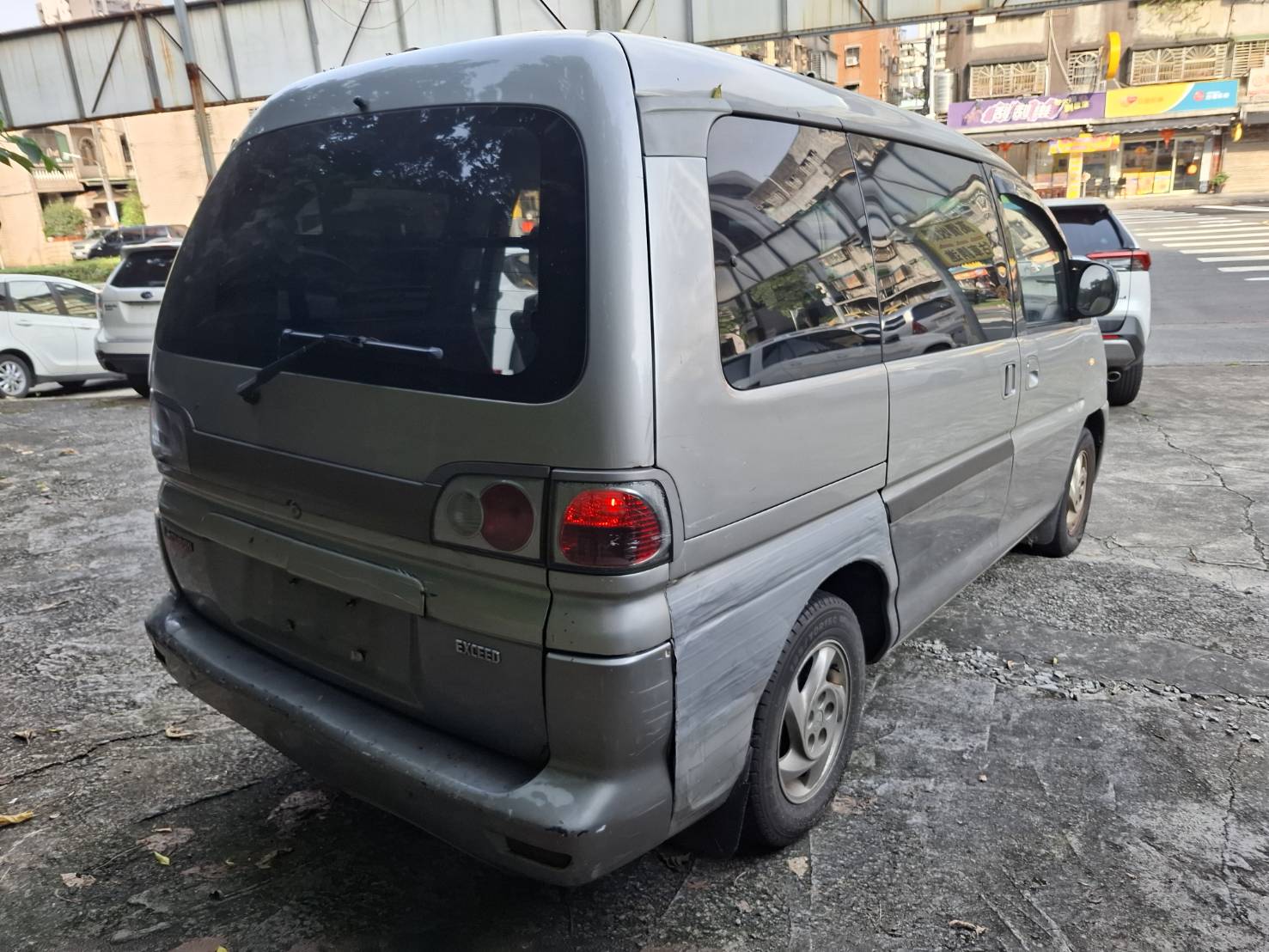 2003 Mitsubishi Space Gear 2.4 超低價釋出 只要 5.8 萬 有車比沒車好 2.4L 動力 耐操好養  超大空間 客貨兩用 歡迎電洽預約看車 LINE：goo5168 洽詢電話：0912423585 宋小姐  第14張相片