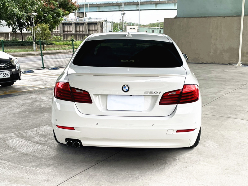 【聯絡專線 0987-252-408】BMW 520i 總代理 F10 認證車原版件 一鍵啟動 雙區恆溫 天窗 電動尾門 全額貸月繳9千內  第2張相片
