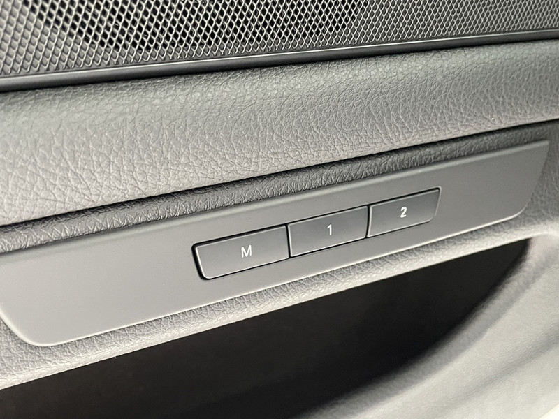 【聯絡專線 0987-252-408】BMW 520i 總代理 F10 認證車原版件 一鍵啟動 雙區恆溫 天窗 電動尾門 全額貸月繳9千內  第7張相片
