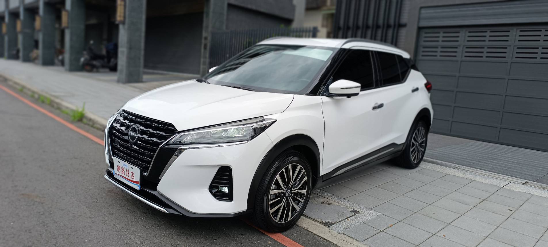 🚗【2023 NISSAN KICKS 旗艦版】 💥超低里程 3.1萬公里 💥最頂級配備 💰只要 4000元！就能把這台幾乎新車開回家～還可能找錢回家⁉️支援(CarPlay Android Auto)  第2張相片