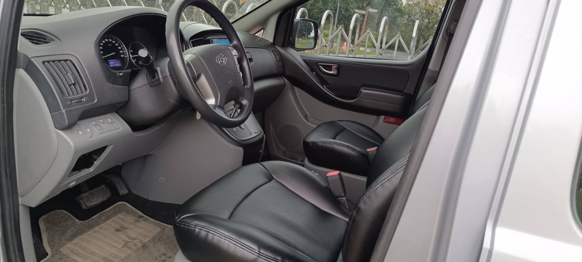 2018 19款式 Hyundai Starex 現代 史塔瑞絲 尊貴型 【事業家庭兩相宜】原裝進口、柴油有力！生意載貨，事業與家庭的最佳拍檔！也能全家大小出遊的超級好幫手  第19張相片