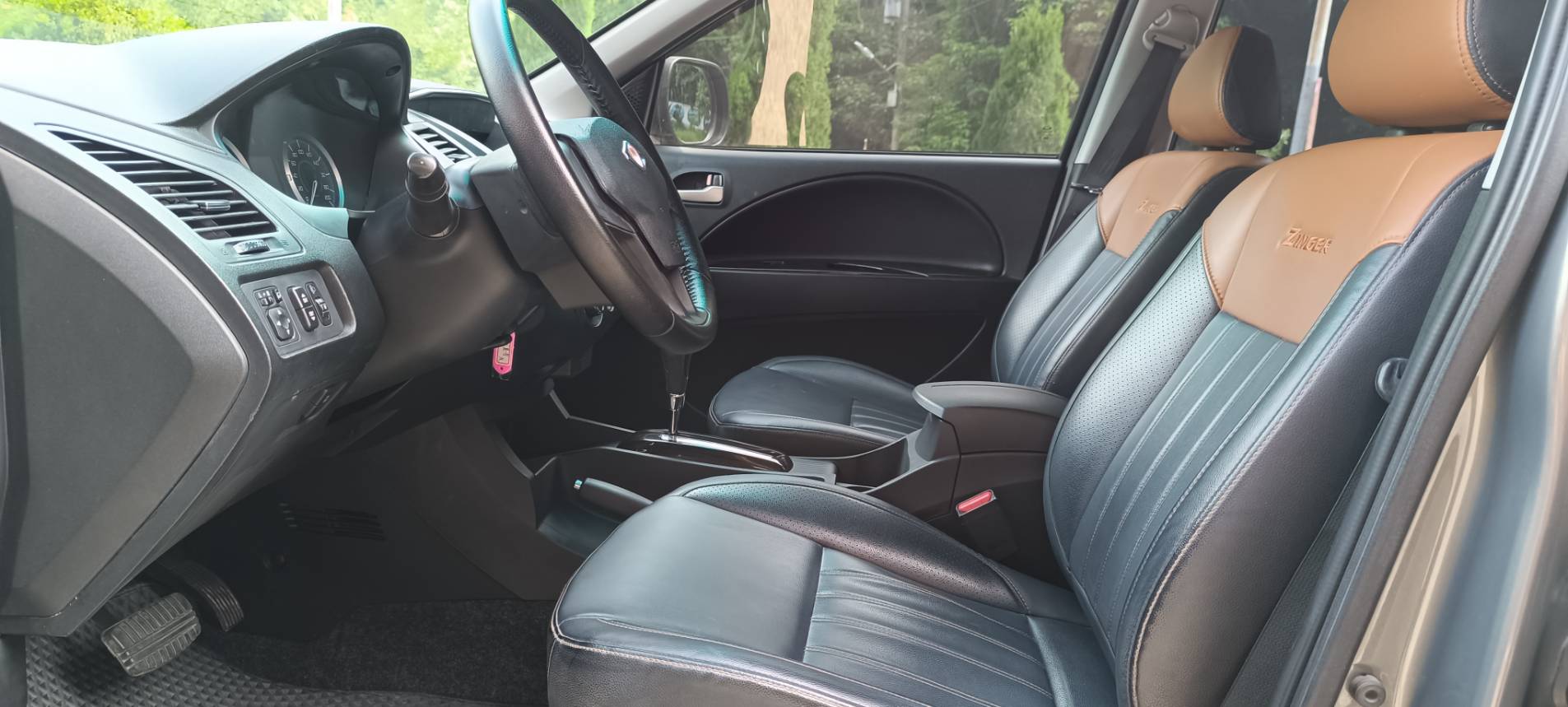 2020 中華 三菱 ZINGER  精緻型 2.4 ⭕️【商用車銷售冠軍 頭家好夥伴 公司 市場 批貨 載客 客貨兩相宜】大家都在用 用過都說讚的 普羅大眾車款  倒車顯影 行車記錄器 ⭐只要你有 4000元⭐即可把此車貸回家喔!✅保證實  第10張相片