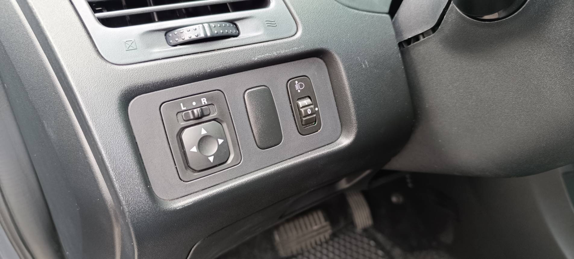 2020 中華 三菱 ZINGER  精緻型 2.4 ⭕️【商用車銷售冠軍 頭家好夥伴 公司 市場 批貨 載客 客貨兩相宜】大家都在用 用過都說讚的 普羅大眾車款  倒車顯影 行車記錄器 ⭐只要你有 4000元⭐即可把此車貸回家喔!✅保證實  第16張相片