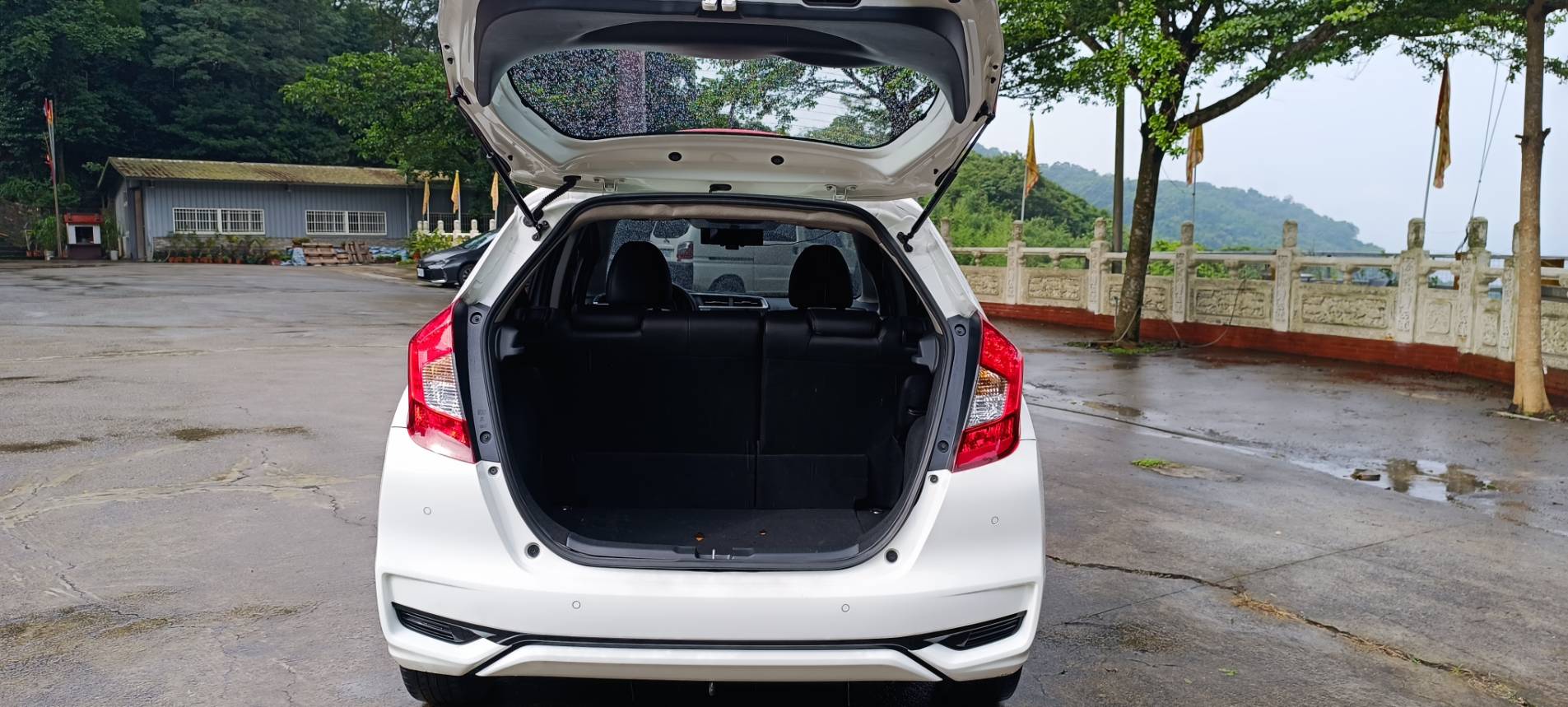 2021 HONDA FIT 1.5 S 低里程  車不大 但省油 省稅 輕巧 好開 好停車 超大行李箱  iKey 電折 引擎起閉 胎壓偵測 ECON 車小 好停車 室內大空間 小家庭、上班族、公車族首選！  第8張相片