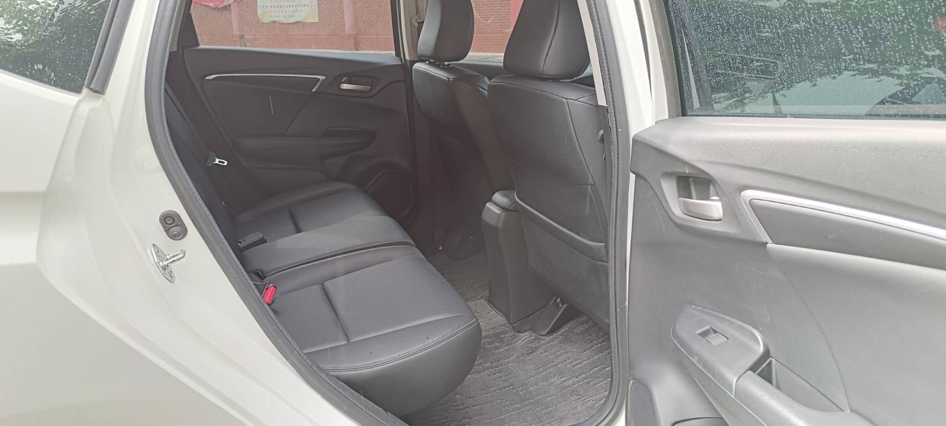 2021 HONDA FIT 1.5 S 低里程  車不大 但省油 省稅 輕巧 好開 好停車 超大行李箱  iKey 電折 引擎起閉 胎壓偵測 ECON 車小 好停車 室內大空間 小家庭、上班族、公車族首選！  第12張相片