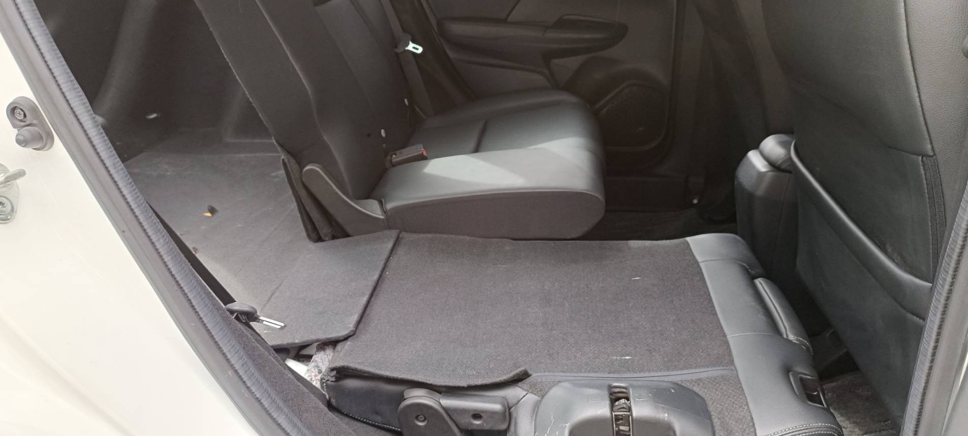 2021 HONDA FIT 1.5 S 低里程  車不大 但省油 省稅 輕巧 好開 好停車 超大行李箱  iKey 電折 引擎起閉 胎壓偵測 ECON 車小 好停車 室內大空間 小家庭、上班族、公車族首選！  第14張相片