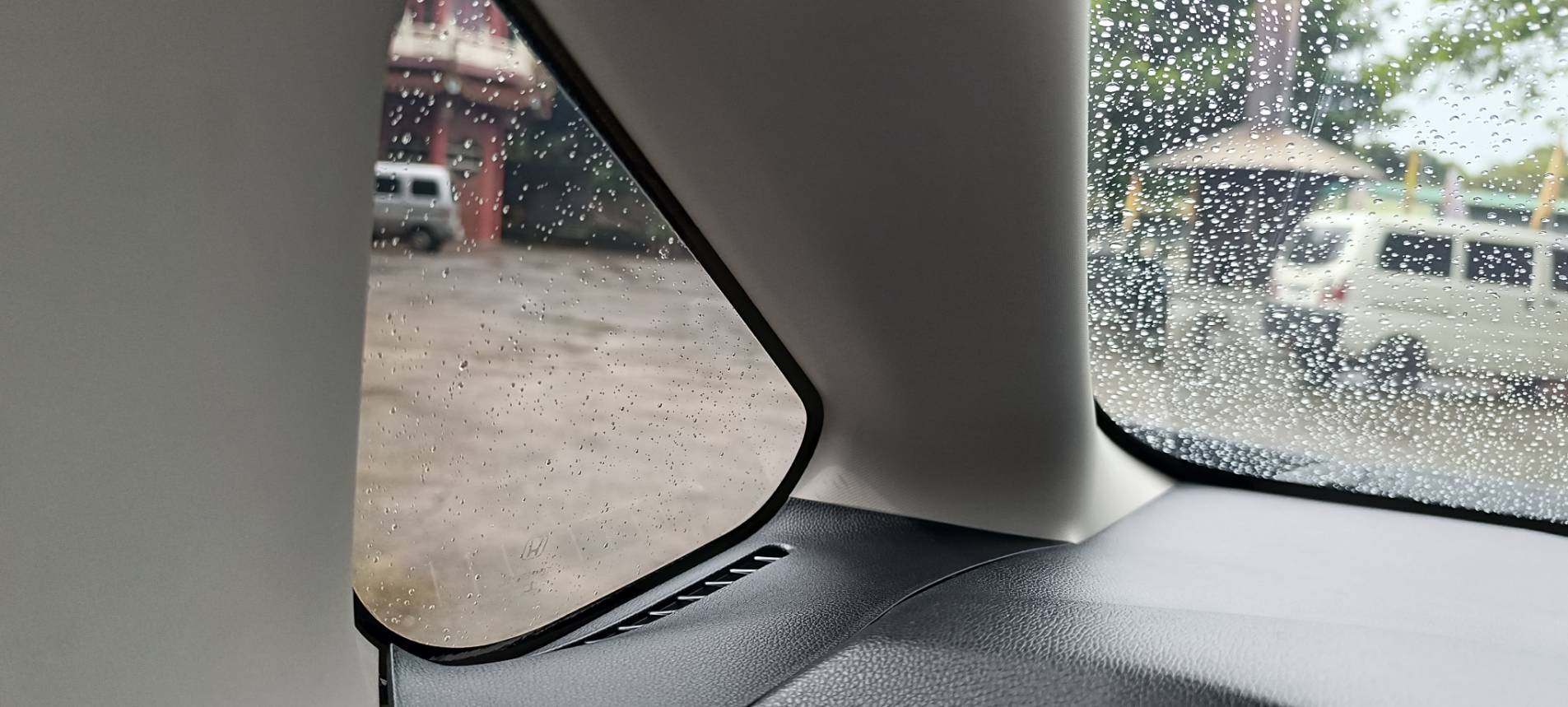 2021 HONDA FIT 1.5 S 低里程  車不大 但省油 省稅 輕巧 好開 好停車 超大行李箱  iKey 電折 引擎起閉 胎壓偵測 ECON 車小 好停車 室內大空間 小家庭、上班族、公車族首選！  第15張相片