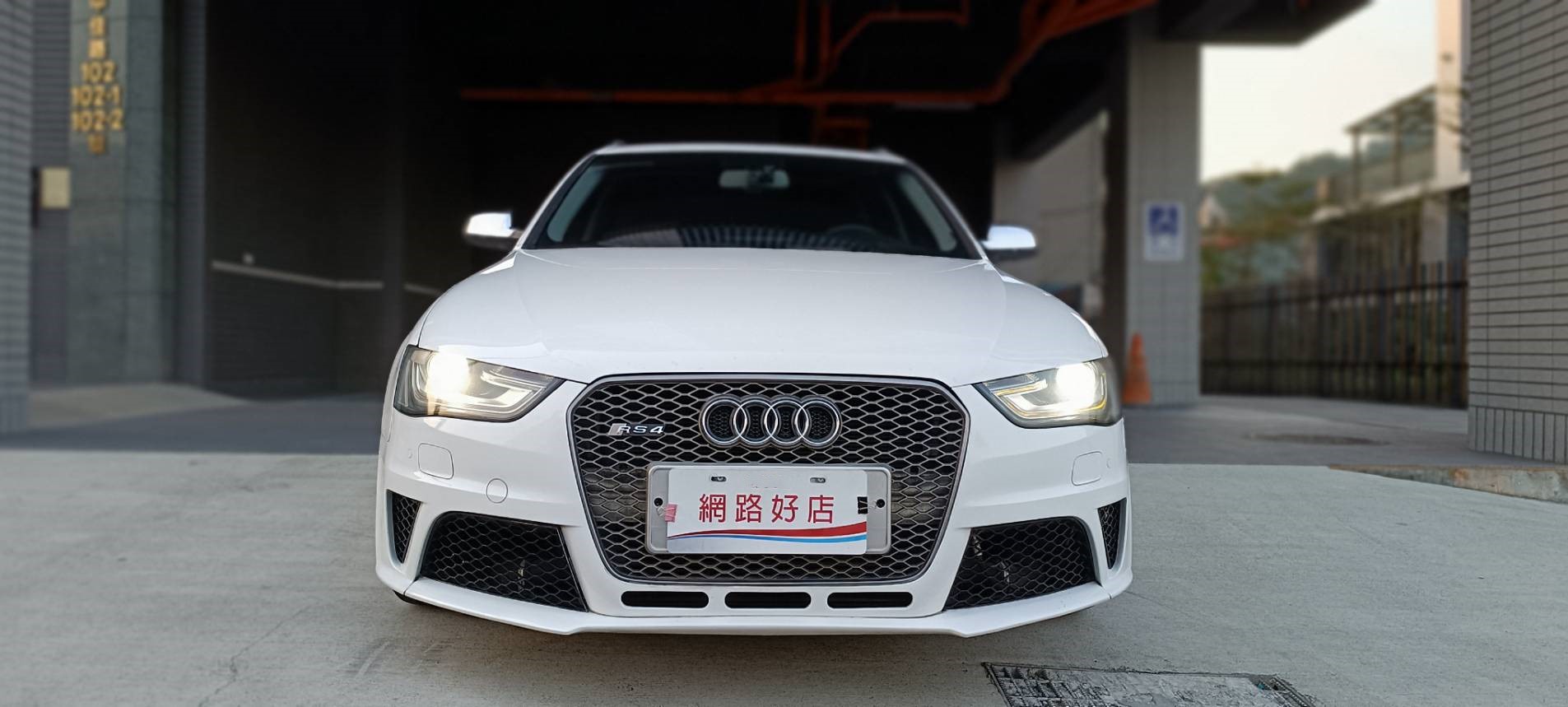 【優質家庭旅行神車】2014型 AUDI A4 Avant B8.5 TFSI 🔥全景天窗豪華休旅來啦！省油 省稅 好開 馬力足  你想要一台兼具性能、空間與安全的好車嗎？這台  正是你與家人最好的選擇！  第1張相片