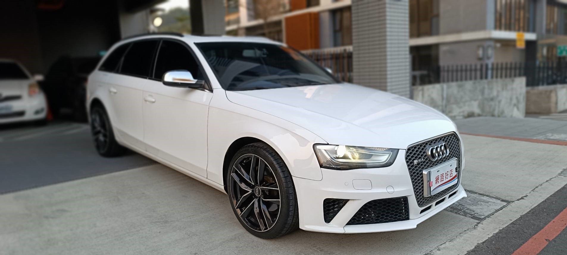 【優質家庭旅行神車】2014型 AUDI A4 Avant B8.5 TFSI 🔥全景天窗豪華休旅來啦！省油 省稅 好開 馬力足  你想要一台兼具性能、空間與安全的好車嗎？這台  正是你與家人最好的選擇！  第3張相片