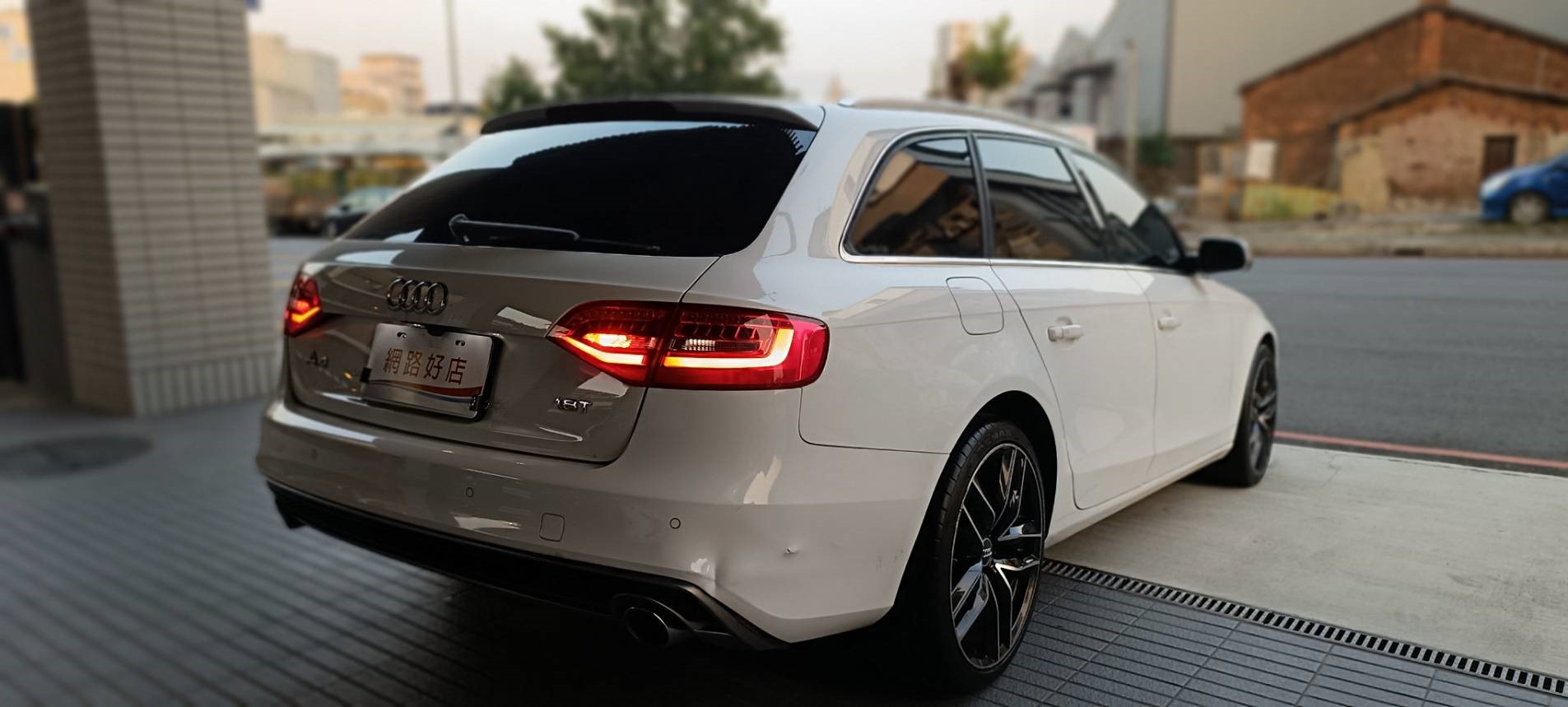 【優質家庭旅行神車】2014型 AUDI A4 Avant B8.5 TFSI 🔥全景天窗豪華休旅來啦！省油 省稅 好開 馬力足  你想要一台兼具性能、空間與安全的好車嗎？這台  正是你與家人最好的選擇！  第4張相片