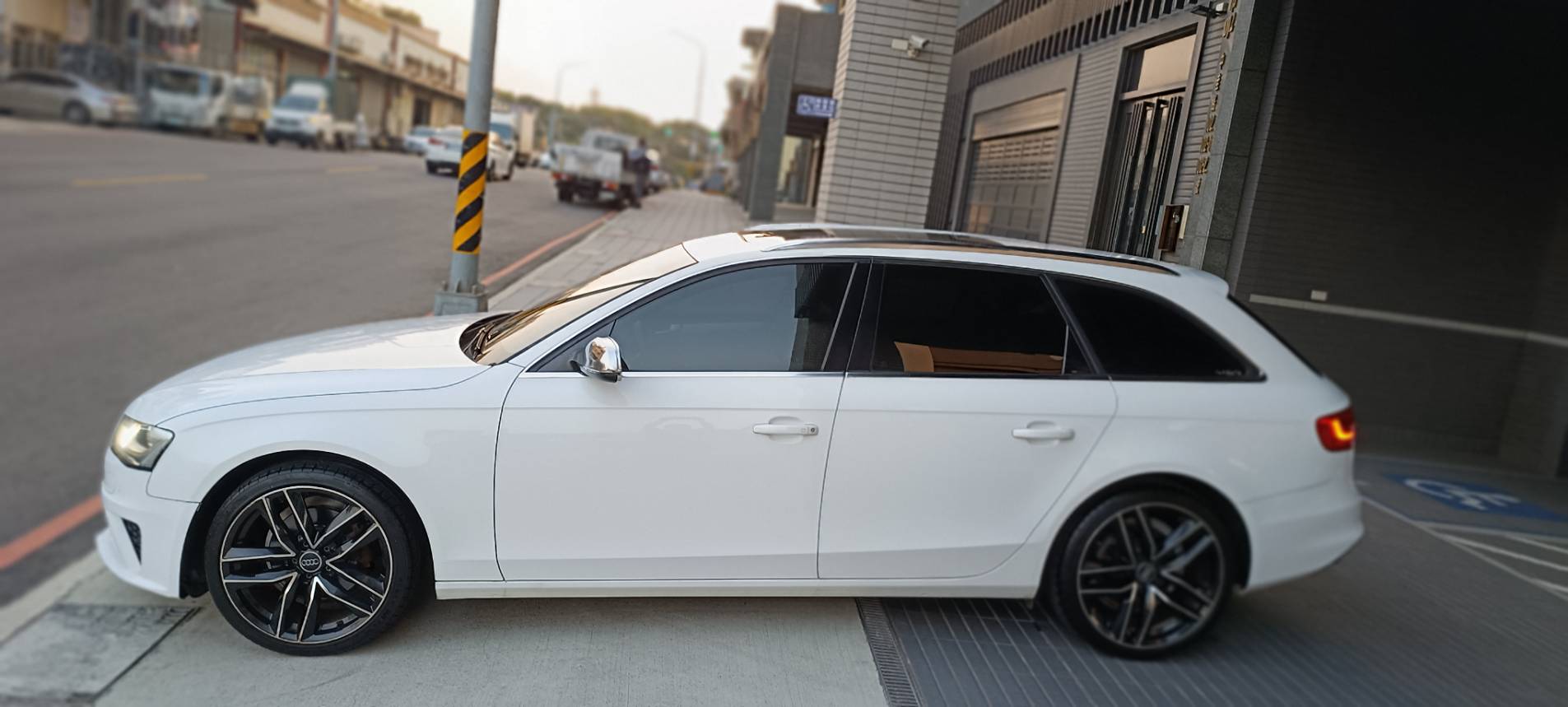 【優質家庭旅行神車】2014型 AUDI A4 Avant B8.5 TFSI 🔥全景天窗豪華休旅來啦！省油 省稅 好開 馬力足  你想要一台兼具性能、空間與安全的好車嗎？這台  正是你與家人最好的選擇！  第7張相片