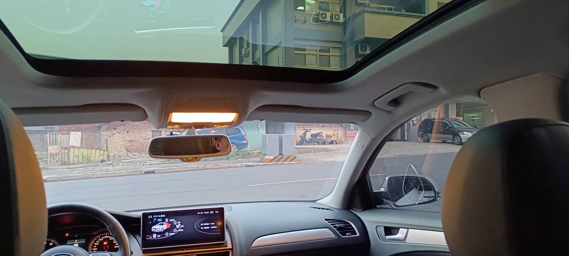 【優質家庭旅行神車】2014型 AUDI A4 Avant B8.5 TFSI 🔥全景天窗豪華休旅來啦！省油 省稅 好開 馬力足  你想要一台兼具性能、空間與安全的好車嗎？這台  正是你與家人最好的選擇！  第9張相片