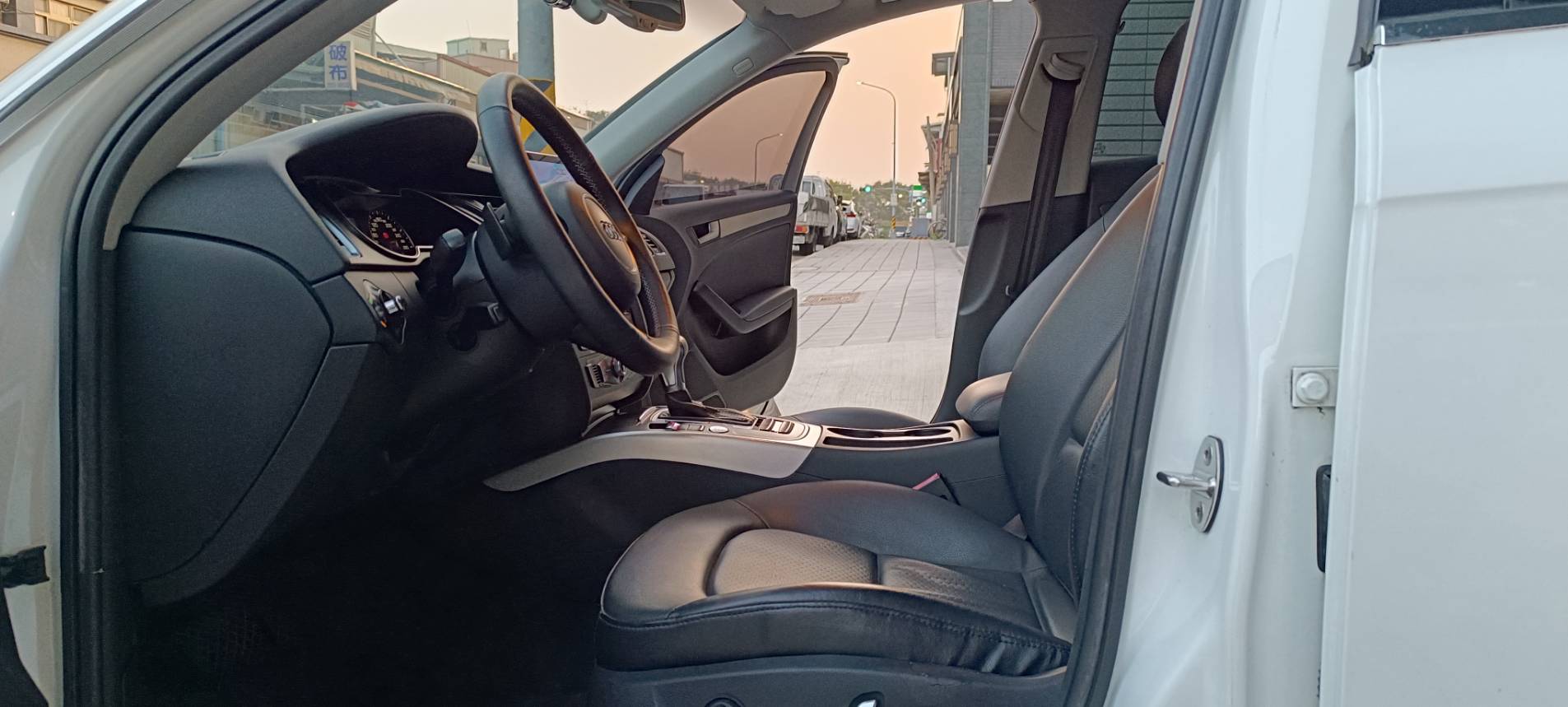 【優質家庭旅行神車】2014型 AUDI A4 Avant B8.5 TFSI 🔥全景天窗豪華休旅來啦！省油 省稅 好開 馬力足  你想要一台兼具性能、空間與安全的好車嗎？這台  正是你與家人最好的選擇！  第10張相片