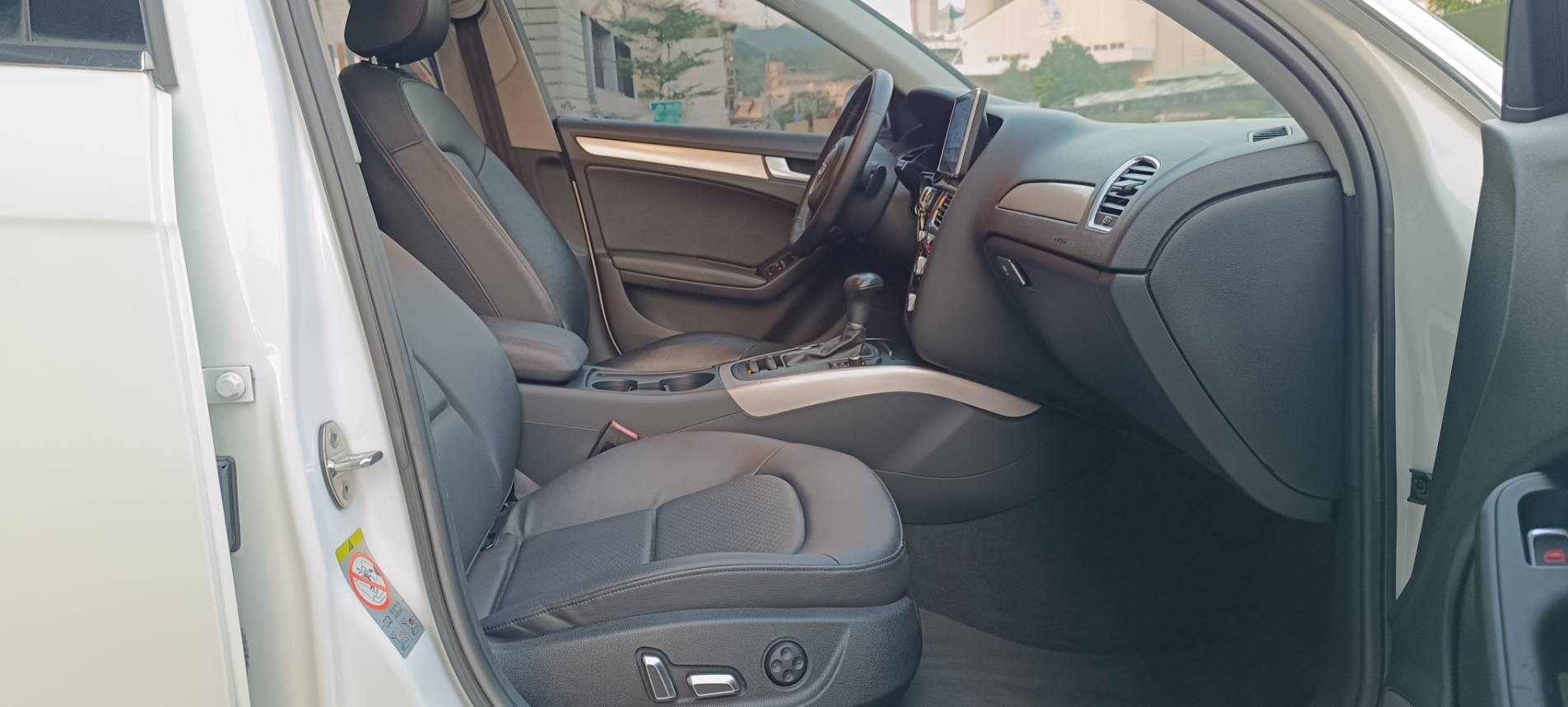 【優質家庭旅行神車】2014型 AUDI A4 Avant B8.5 TFSI 🔥全景天窗豪華休旅來啦！省油 省稅 好開 馬力足  你想要一台兼具性能、空間與安全的好車嗎？這台  正是你與家人最好的選擇！  第11張相片