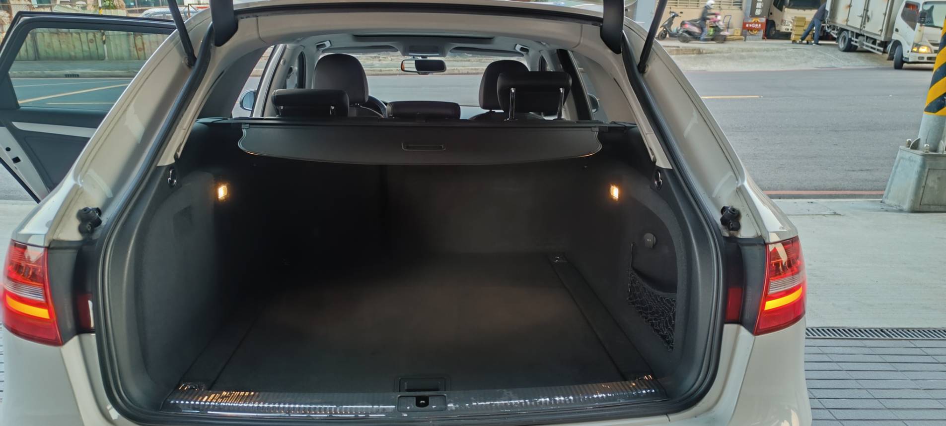 【優質家庭旅行神車】2014型 AUDI A4 Avant B8.5 TFSI 🔥全景天窗豪華休旅來啦！省油 省稅 好開 馬力足  你想要一台兼具性能、空間與安全的好車嗎？這台  正是你與家人最好的選擇！  第13張相片