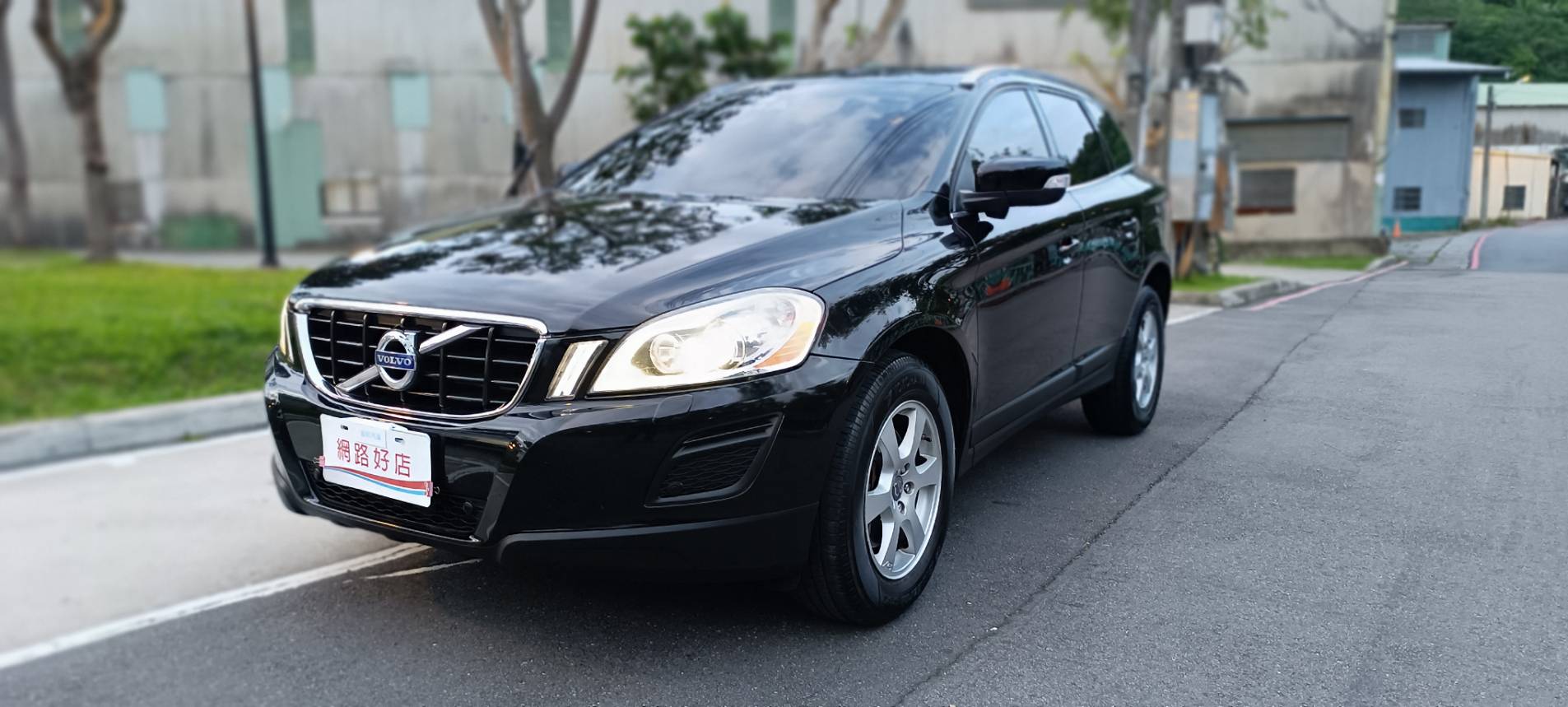 2012 VOLVO XC60 T5 豪華版  瑞典國寶 行動坦克 當時來不及入手 何不現在及刻擁有 現在買 不用新車價一半的一半不到 不要再猶豫了 要買要快 無重大事故、原版件、無泡水、無煙車、里程保證 雙前電動椅、盲點、電動尾門 換檔撥  第3張相片