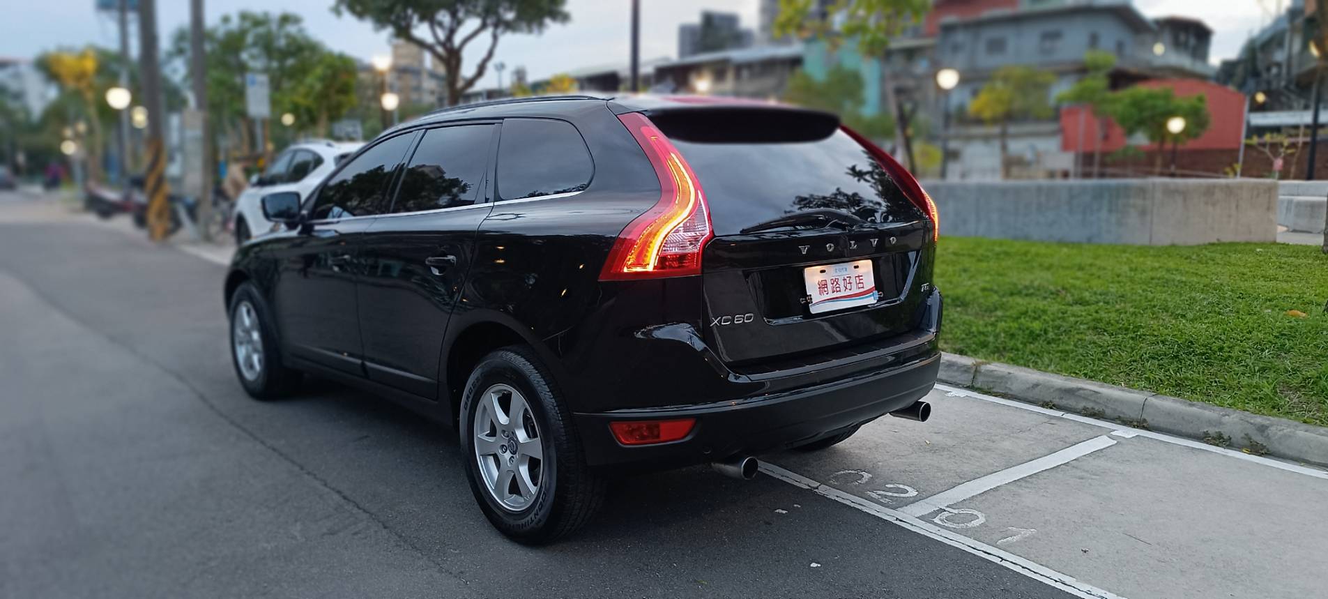 2012 VOLVO XC60 T5 豪華版  瑞典國寶 行動坦克 當時來不及入手 何不現在及刻擁有 現在買 不用新車價一半的一半不到 不要再猶豫了 要買要快 無重大事故、原版件、無泡水、無煙車、里程保證 雙前電動椅、盲點、電動尾門 換檔撥  第5張相片