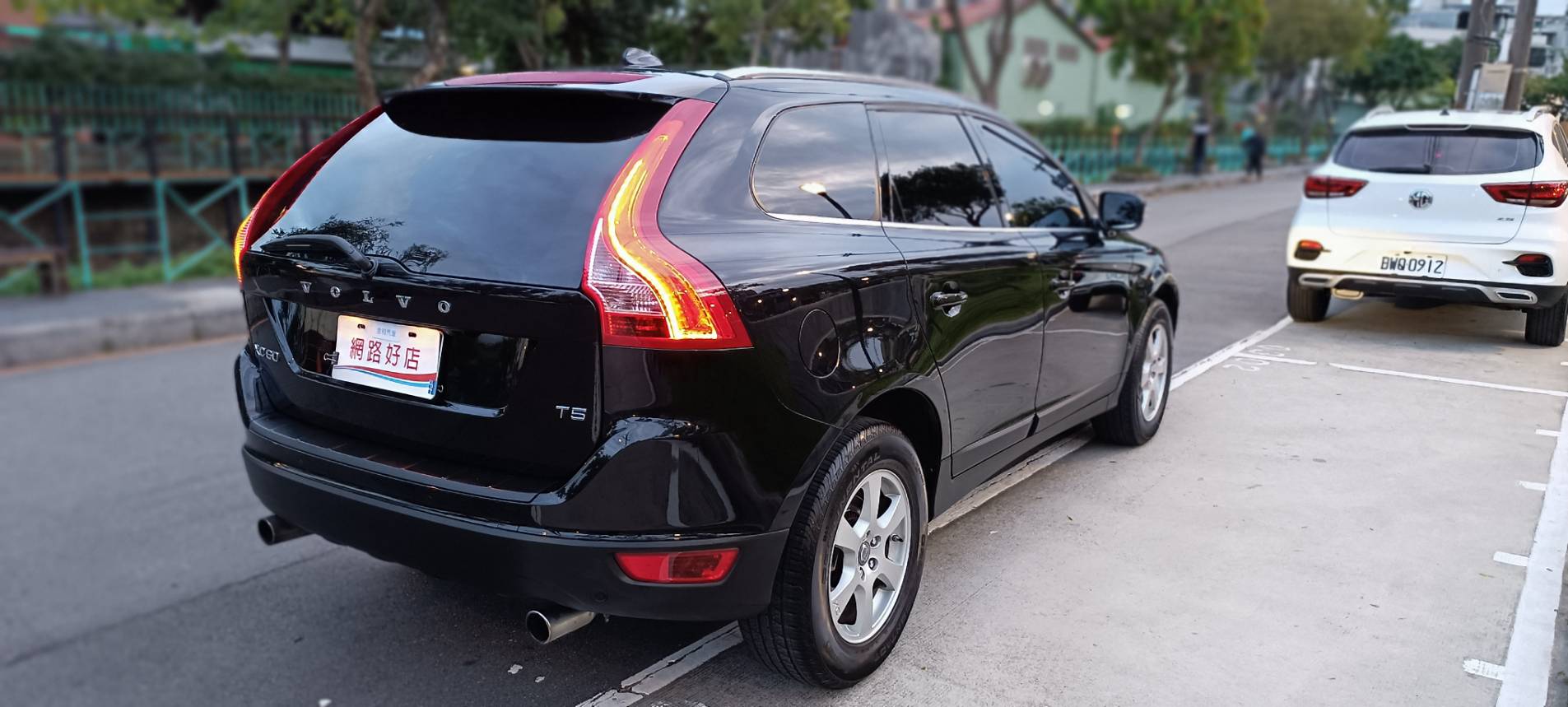 2012 VOLVO XC60 T5 豪華版  瑞典國寶 行動坦克 當時來不及入手 何不現在及刻擁有 現在買 不用新車價一半的一半不到 不要再猶豫了 要買要快 無重大事故、原版件、無泡水、無煙車、里程保證 雙前電動椅、盲點、電動尾門 換檔撥  第6張相片