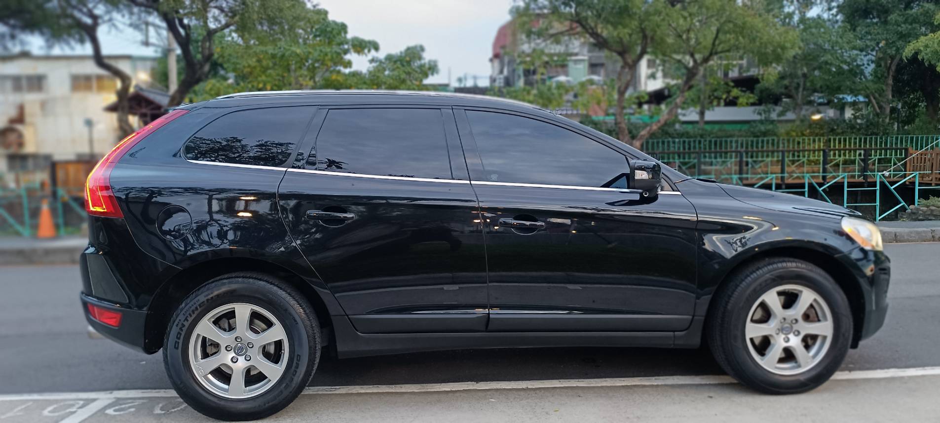 2012 VOLVO XC60 T5 豪華版  瑞典國寶 行動坦克 當時來不及入手 何不現在及刻擁有 現在買 不用新車價一半的一半不到 不要再猶豫了 要買要快 無重大事故、原版件、無泡水、無煙車、里程保證 雙前電動椅、盲點、電動尾門 換檔撥  第7張相片