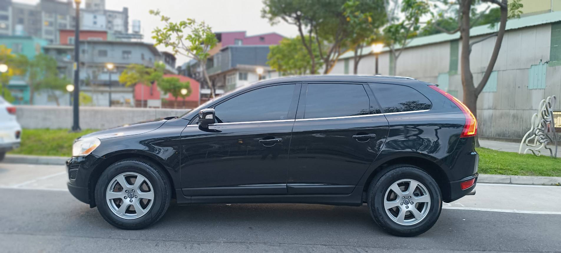 2012 VOLVO XC60 T5 豪華版  瑞典國寶 行動坦克 當時來不及入手 何不現在及刻擁有 現在買 不用新車價一半的一半不到 不要再猶豫了 要買要快 無重大事故、原版件、無泡水、無煙車、里程保證 雙前電動椅、盲點、電動尾門 換檔撥  第8張相片