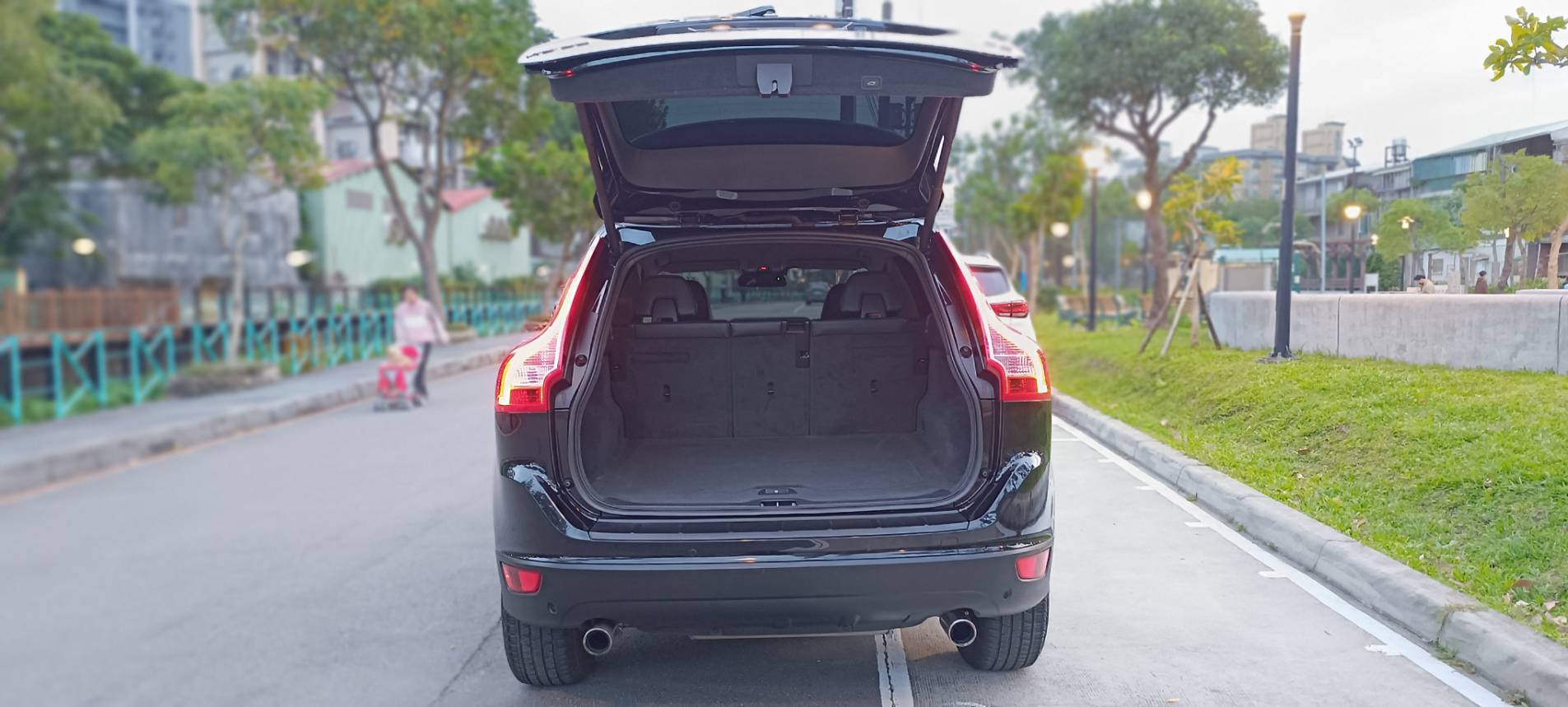 2012 VOLVO XC60 T5 豪華版  瑞典國寶 行動坦克 當時來不及入手 何不現在及刻擁有 現在買 不用新車價一半的一半不到 不要再猶豫了 要買要快 無重大事故、原版件、無泡水、無煙車、里程保證 雙前電動椅、盲點、電動尾門 換檔撥  第9張相片