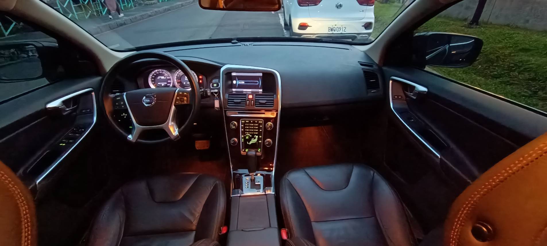 2012 VOLVO XC60 T5 豪華版  瑞典國寶 行動坦克 當時來不及入手 何不現在及刻擁有 現在買 不用新車價一半的一半不到 不要再猶豫了 要買要快 無重大事故、原版件、無泡水、無煙車、里程保證 雙前電動椅、盲點、電動尾門 換檔撥  第10張相片