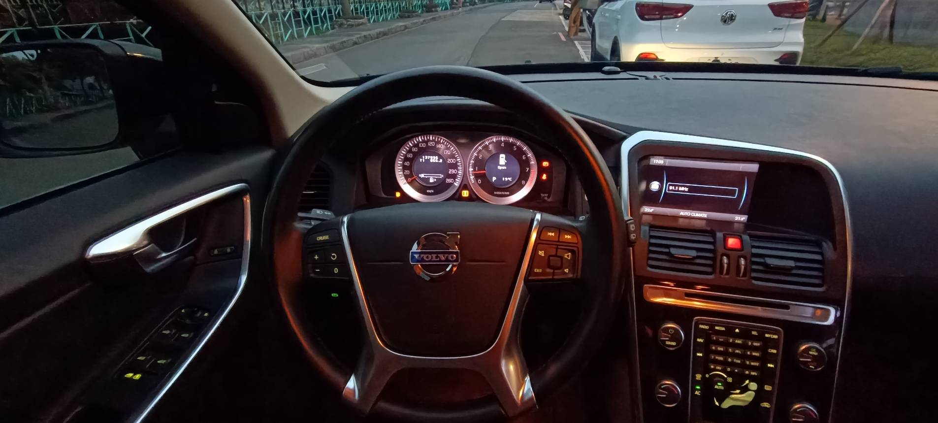 2012 VOLVO XC60 T5 豪華版  瑞典國寶 行動坦克 當時來不及入手 何不現在及刻擁有 現在買 不用新車價一半的一半不到 不要再猶豫了 要買要快 無重大事故、原版件、無泡水、無煙車、里程保證 雙前電動椅、盲點、電動尾門 換檔撥  第11張相片