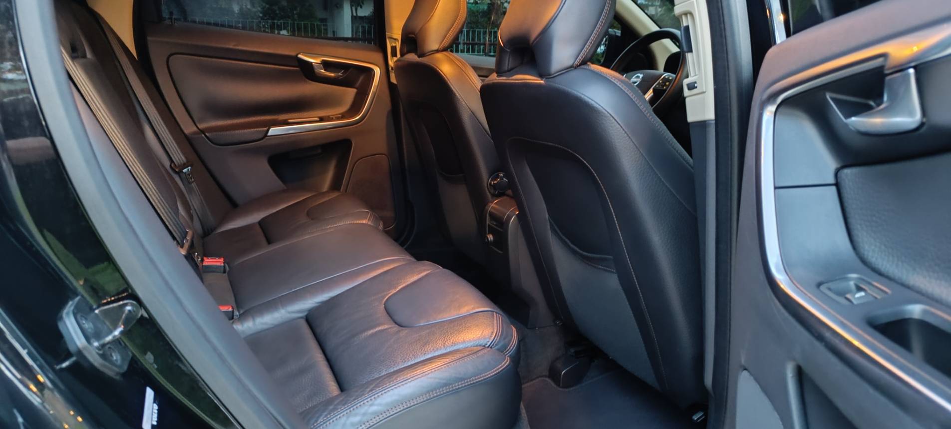 2012 VOLVO XC60 T5 豪華版  瑞典國寶 行動坦克 當時來不及入手 何不現在及刻擁有 現在買 不用新車價一半的一半不到 不要再猶豫了 要買要快 無重大事故、原版件、無泡水、無煙車、里程保證 雙前電動椅、盲點、電動尾門 換檔撥  第12張相片