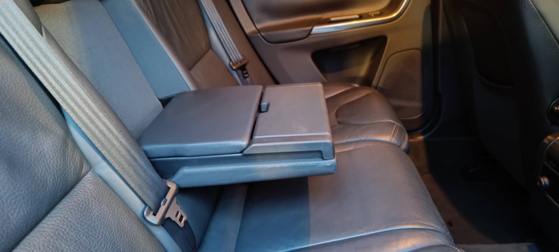 2012 VOLVO XC60 T5 豪華版  瑞典國寶 行動坦克 當時來不及入手 何不現在及刻擁有 現在買 不用新車價一半的一半不到 不要再猶豫了 要買要快 無重大事故、原版件、無泡水、無煙車、里程保證 雙前電動椅、盲點、電動尾門 換檔撥  第13張相片