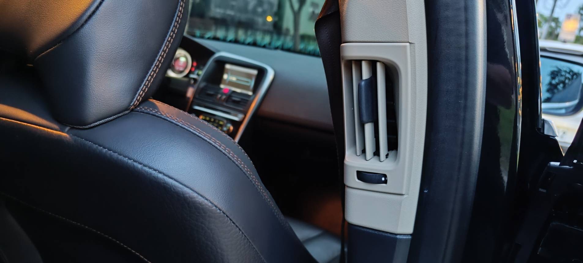 2012 VOLVO XC60 T5 豪華版  瑞典國寶 行動坦克 當時來不及入手 何不現在及刻擁有 現在買 不用新車價一半的一半不到 不要再猶豫了 要買要快 無重大事故、原版件、無泡水、無煙車、里程保證 雙前電動椅、盲點、電動尾門 換檔撥  第14張相片