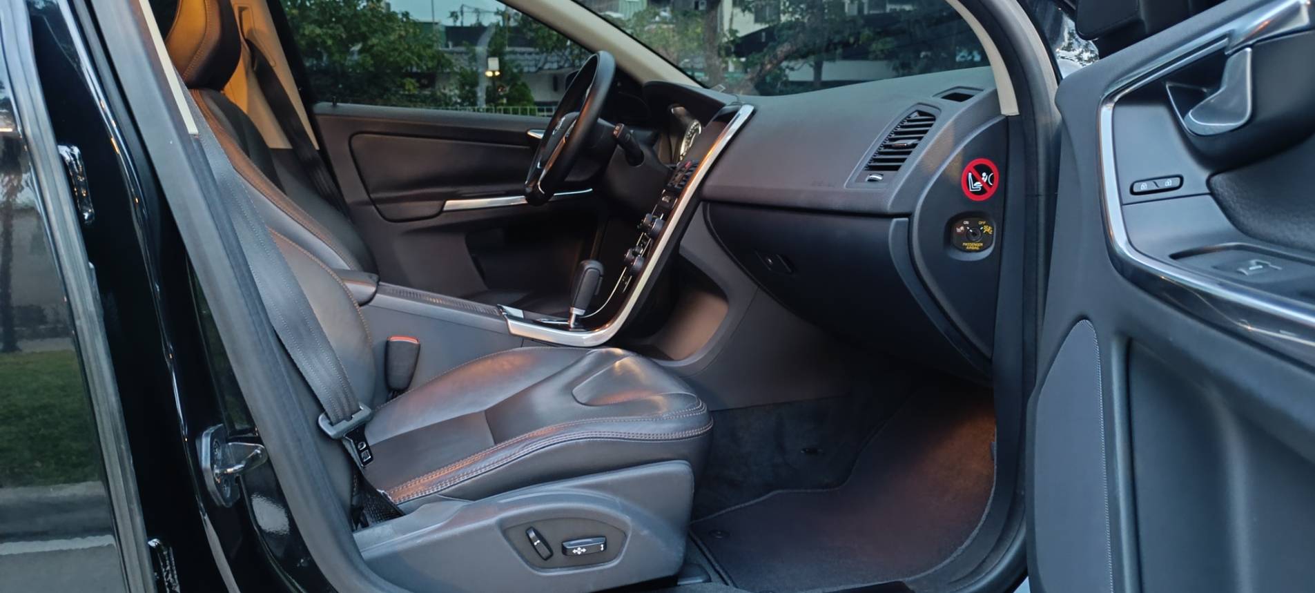 2012 VOLVO XC60 T5 豪華版  瑞典國寶 行動坦克 當時來不及入手 何不現在及刻擁有 現在買 不用新車價一半的一半不到 不要再猶豫了 要買要快 無重大事故、原版件、無泡水、無煙車、里程保證 雙前電動椅、盲點、電動尾門 換檔撥  第15張相片