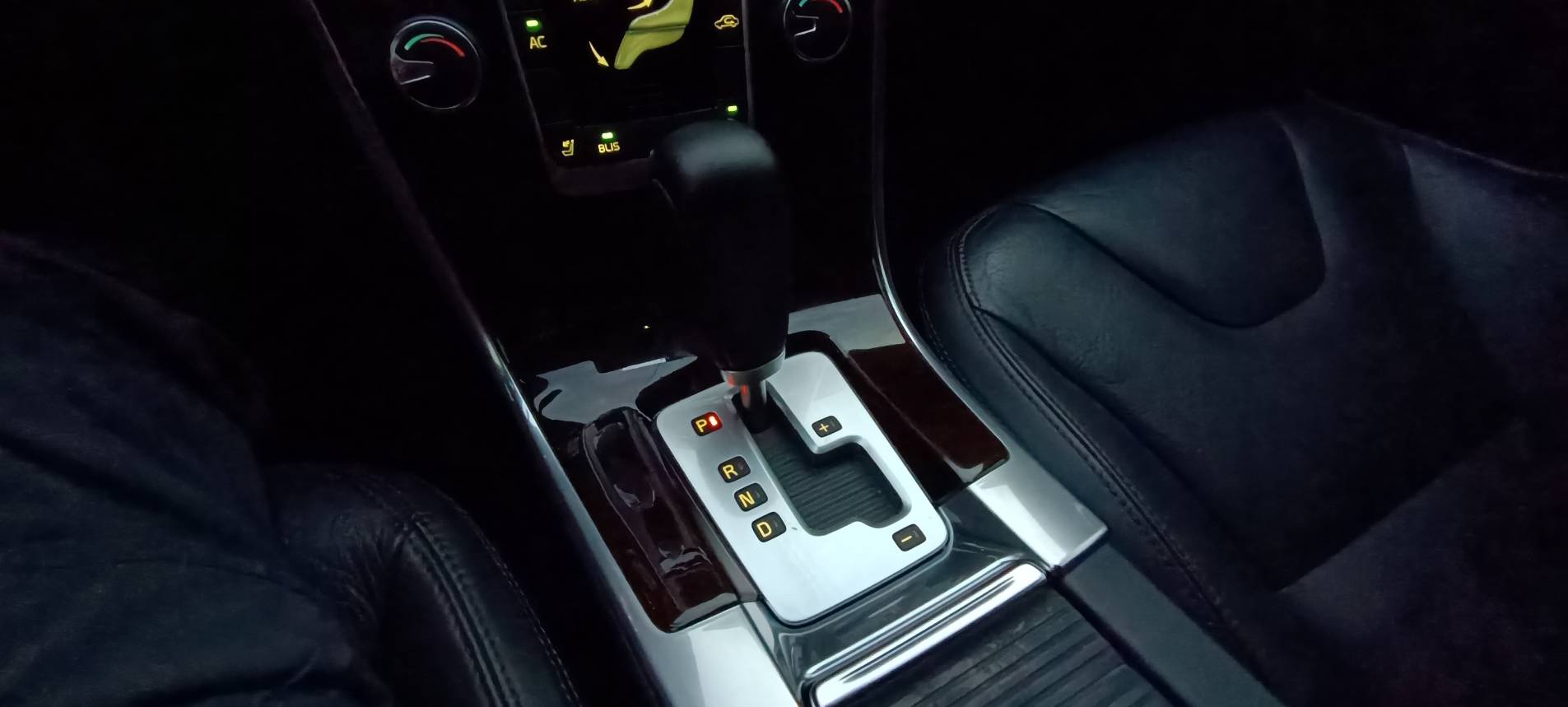 2012 VOLVO XC60 T5 豪華版  瑞典國寶 行動坦克 當時來不及入手 何不現在及刻擁有 現在買 不用新車價一半的一半不到 不要再猶豫了 要買要快 無重大事故、原版件、無泡水、無煙車、里程保證 雙前電動椅、盲點、電動尾門 換檔撥  第16張相片