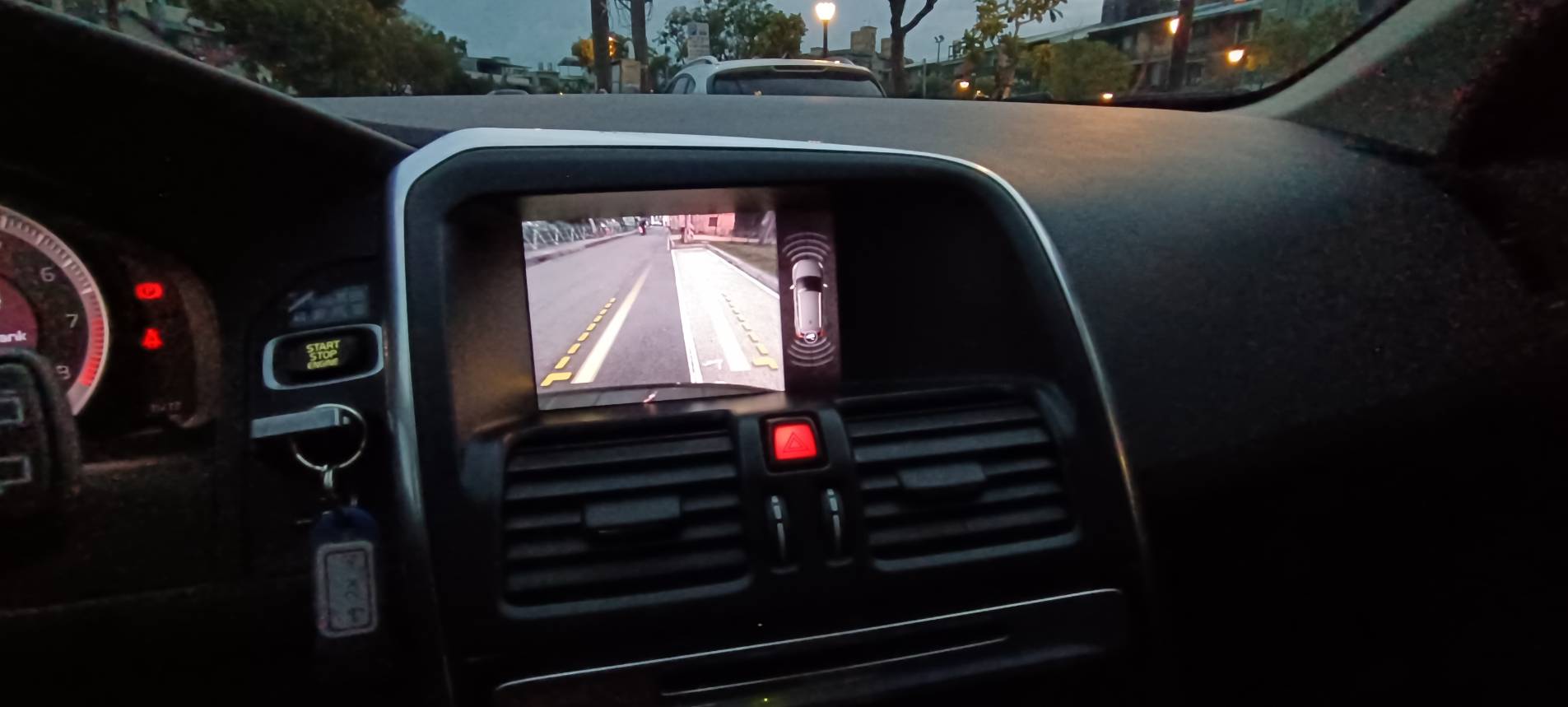 2012 VOLVO XC60 T5 豪華版  瑞典國寶 行動坦克 當時來不及入手 何不現在及刻擁有 現在買 不用新車價一半的一半不到 不要再猶豫了 要買要快 無重大事故、原版件、無泡水、無煙車、里程保證 雙前電動椅、盲點、電動尾門 換檔撥  第17張相片