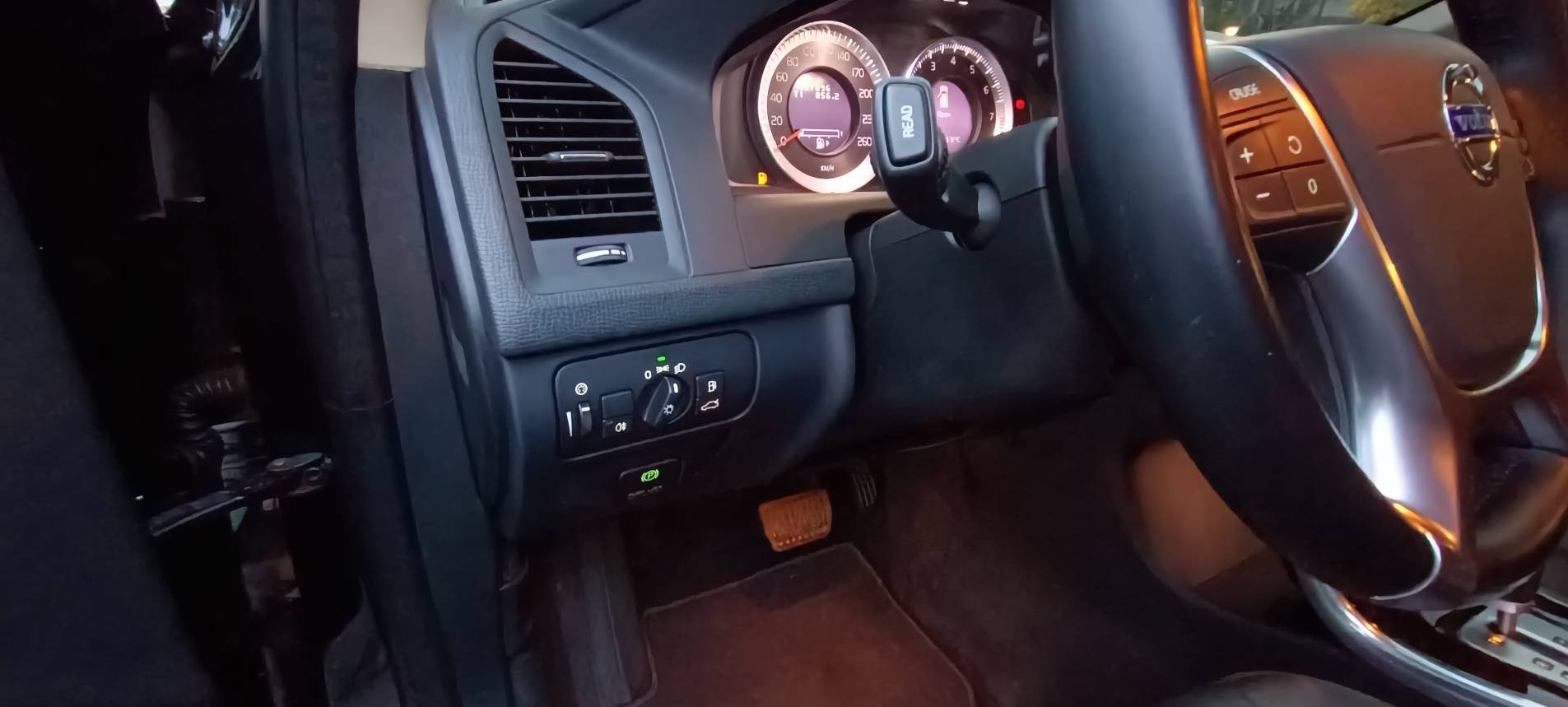 2012 VOLVO XC60 T5 豪華版  瑞典國寶 行動坦克 當時來不及入手 何不現在及刻擁有 現在買 不用新車價一半的一半不到 不要再猶豫了 要買要快 無重大事故、原版件、無泡水、無煙車、里程保證 雙前電動椅、盲點、電動尾門 換檔撥  第18張相片