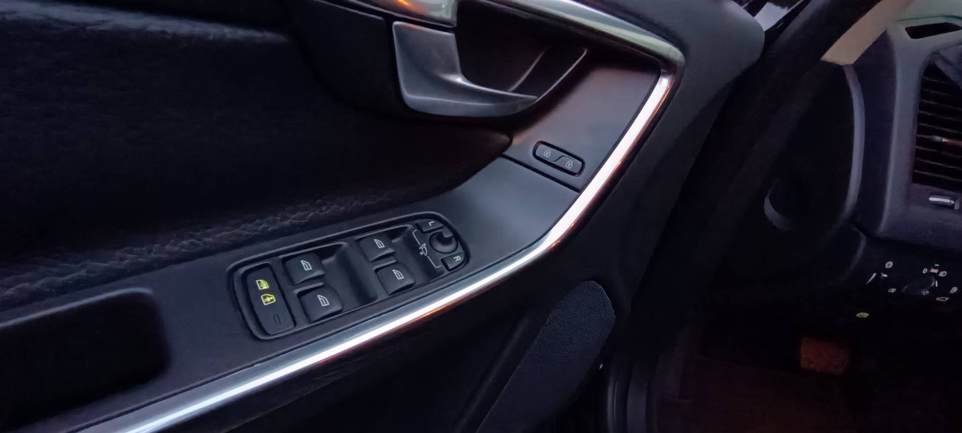 2012 VOLVO XC60 T5 豪華版  瑞典國寶 行動坦克 當時來不及入手 何不現在及刻擁有 現在買 不用新車價一半的一半不到 不要再猶豫了 要買要快 無重大事故、原版件、無泡水、無煙車、里程保證 雙前電動椅、盲點、電動尾門 換檔撥  第19張相片