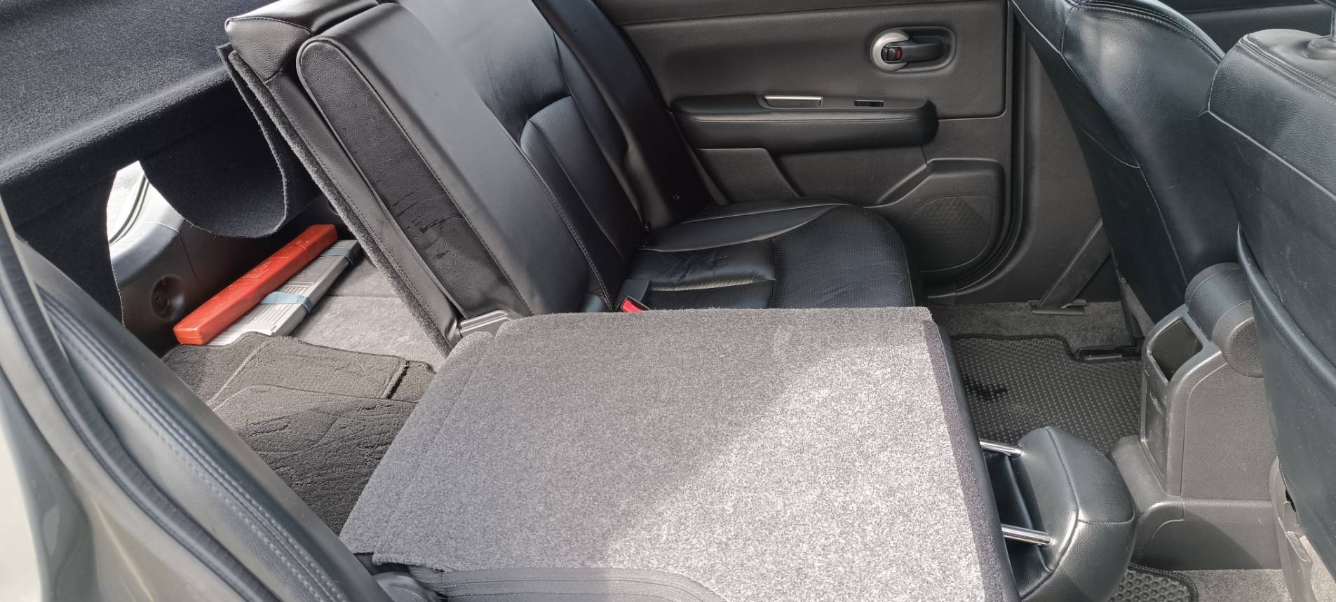 2012  Nissan Tiida 5D 1.8 EH  Tiida 1.8 大馬力 好停車 超實惠代步車 酷暑 寒流 下雨 爸媽 老婆 小孩 擠大眾運輸 無待修 每5千定期保養 車美    第11張相片