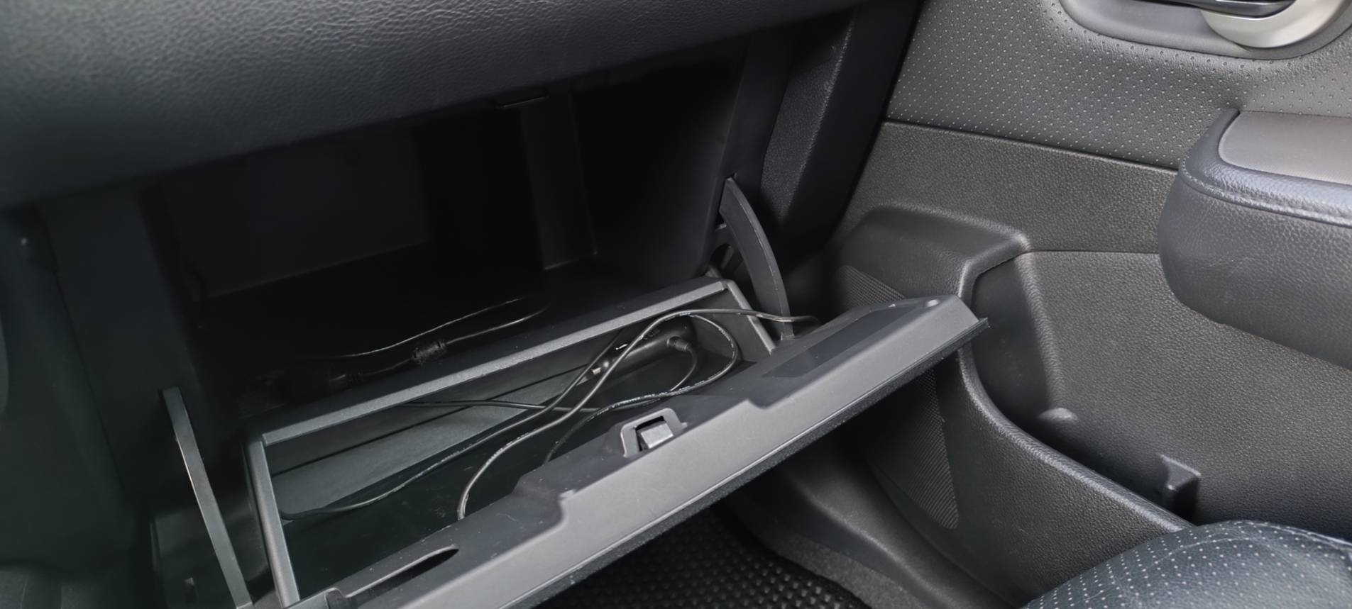 2012  Nissan Tiida 5D 1.8 EH  Tiida 1.8 大馬力 好停車 超實惠代步車 酷暑 寒流 下雨 爸媽 老婆 小孩 擠大眾運輸 無待修 每5千定期保養 車美    第17張相片