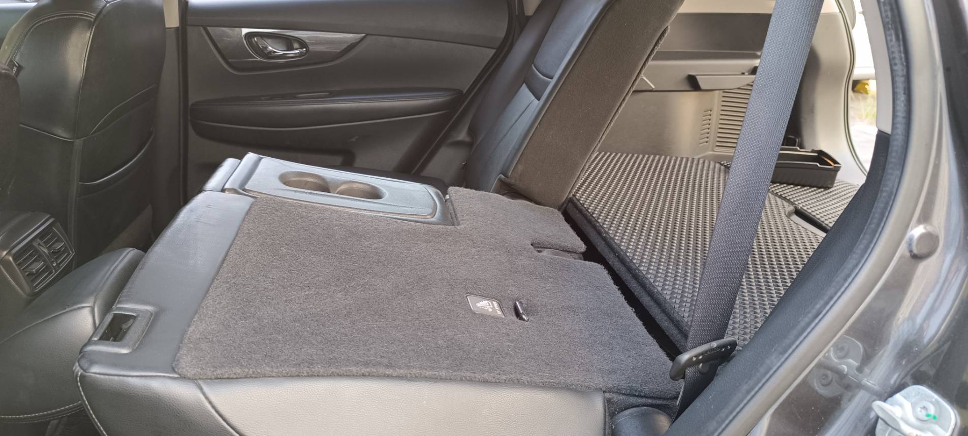 🚙 2017 Nissan X-Trail 2.0 完美版｜人氣家庭休旅 👉現在不用30萬！ 🌟人氣爆款｜空間大｜配備滿｜價格甜 錢沒有不見，只是變成你愛家人的方式而已❤️  第9張相片