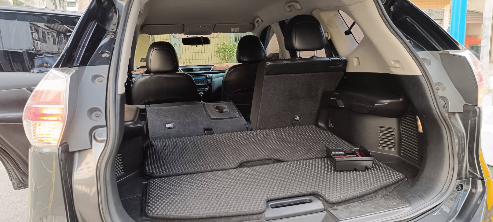 🚙 2017 Nissan X-Trail 2.0 完美版｜人氣家庭休旅 👉現在不用30萬！ 🌟人氣爆款｜空間大｜配備滿｜價格甜 錢沒有不見，只是變成你愛家人的方式而已❤️  第12張相片