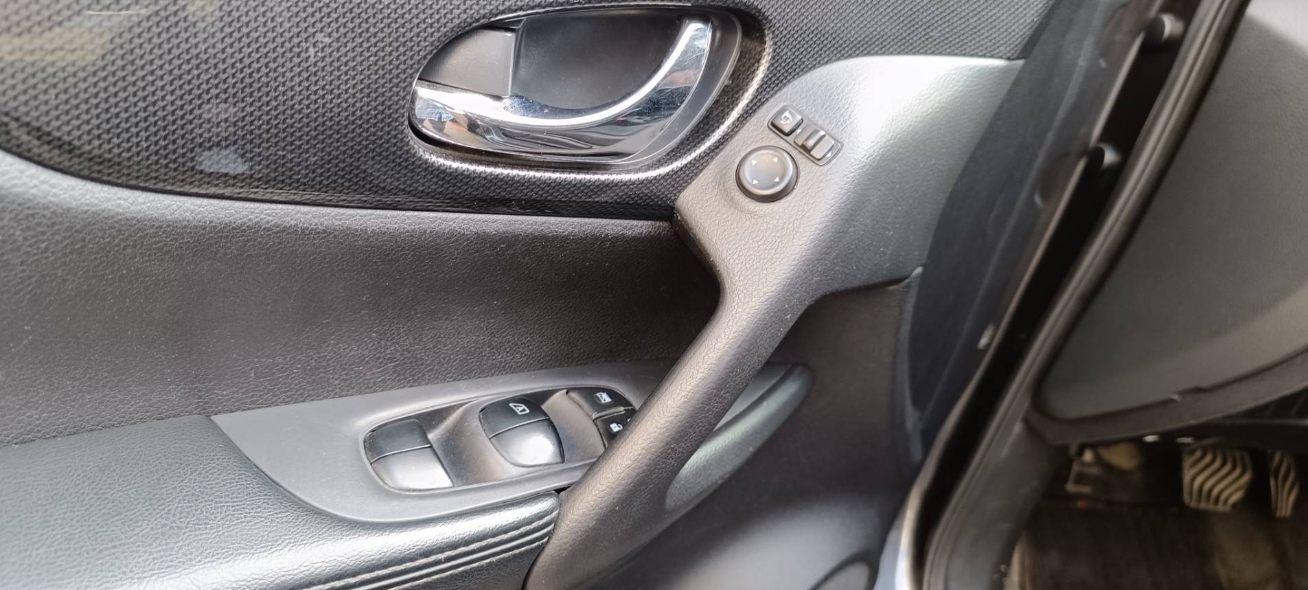 🚙 2017 Nissan X-Trail 2.0 完美版｜人氣家庭休旅 👉現在不用30萬！ 🌟人氣爆款｜空間大｜配備滿｜價格甜 錢沒有不見，只是變成你愛家人的方式而已❤️  第16張相片