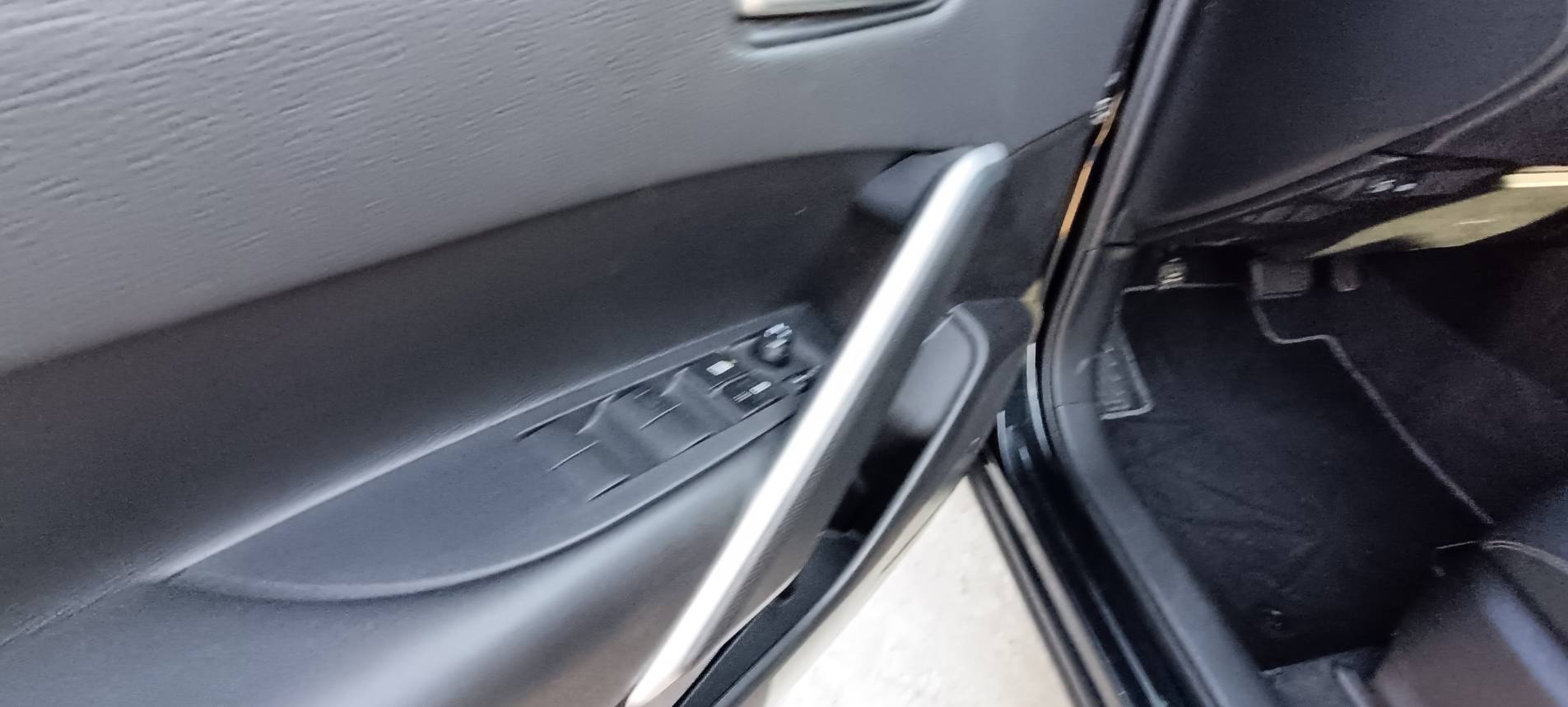 🔥 熱門休旅 2021 22款式TOYOTA Corolla Cross 1.8 尊爵 👑 ACC智能定速巡航 ✨車道偏移警示 ✨空間大 ✨超省油｜市區神車｜保值首選｜銷售冠軍神車 👑  第17張相片